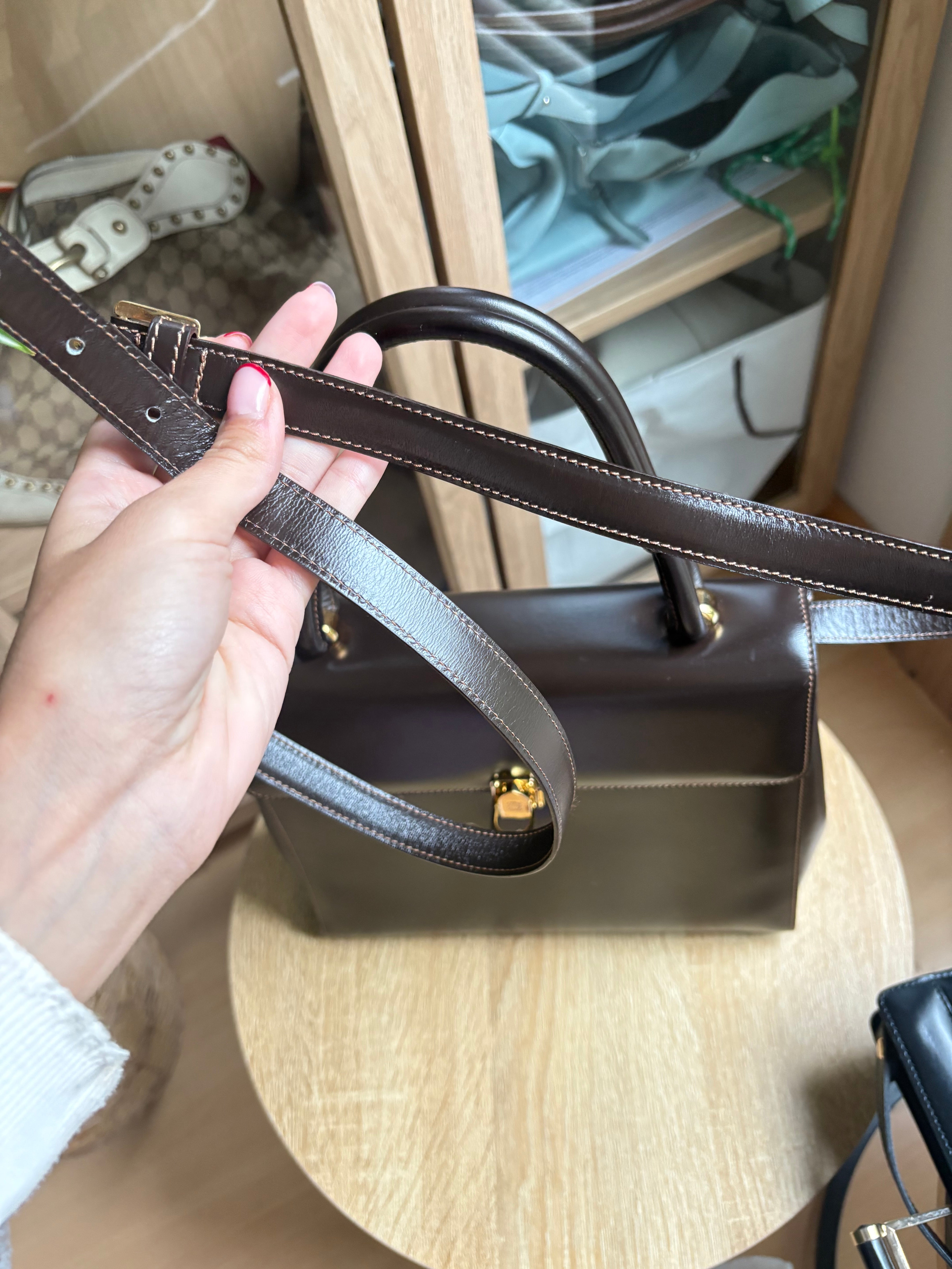 Bolso vintage Loewe de piel marrón oscuro con asa rígida y bandolera