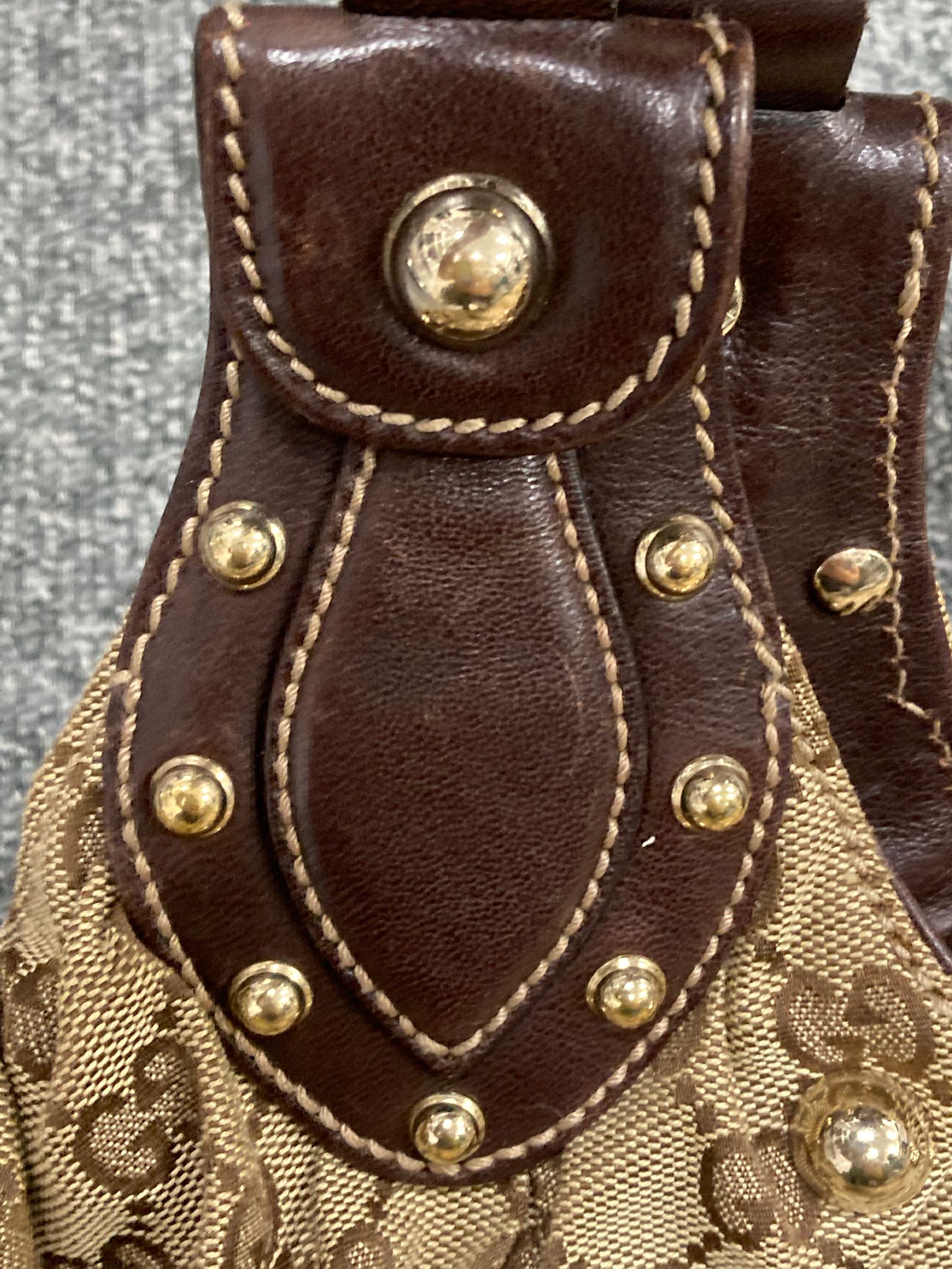 Gucci Pelham GG canvas y tachuelas