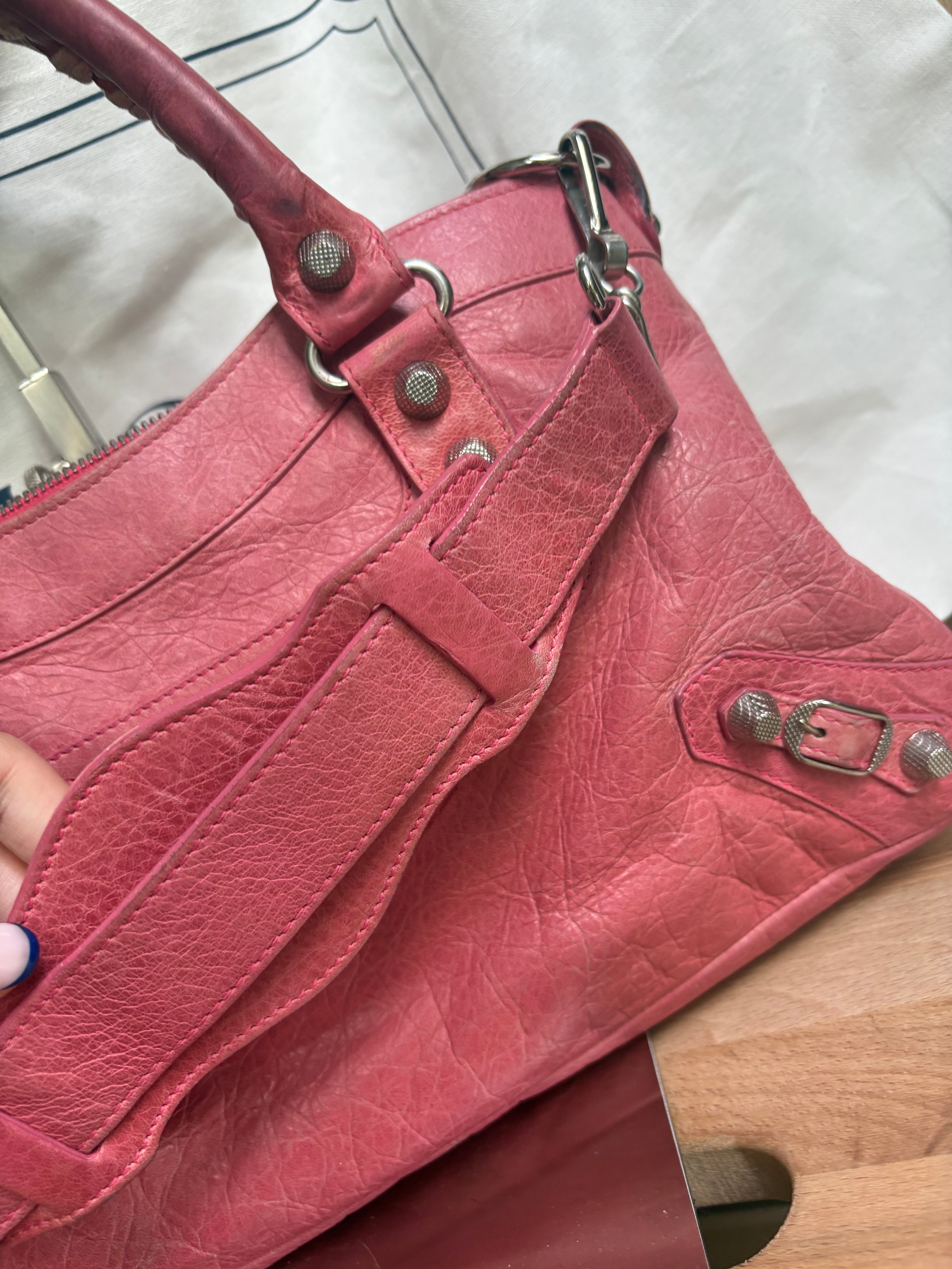 Balenciaga Classic City en rosa con bandolera 2WAY
