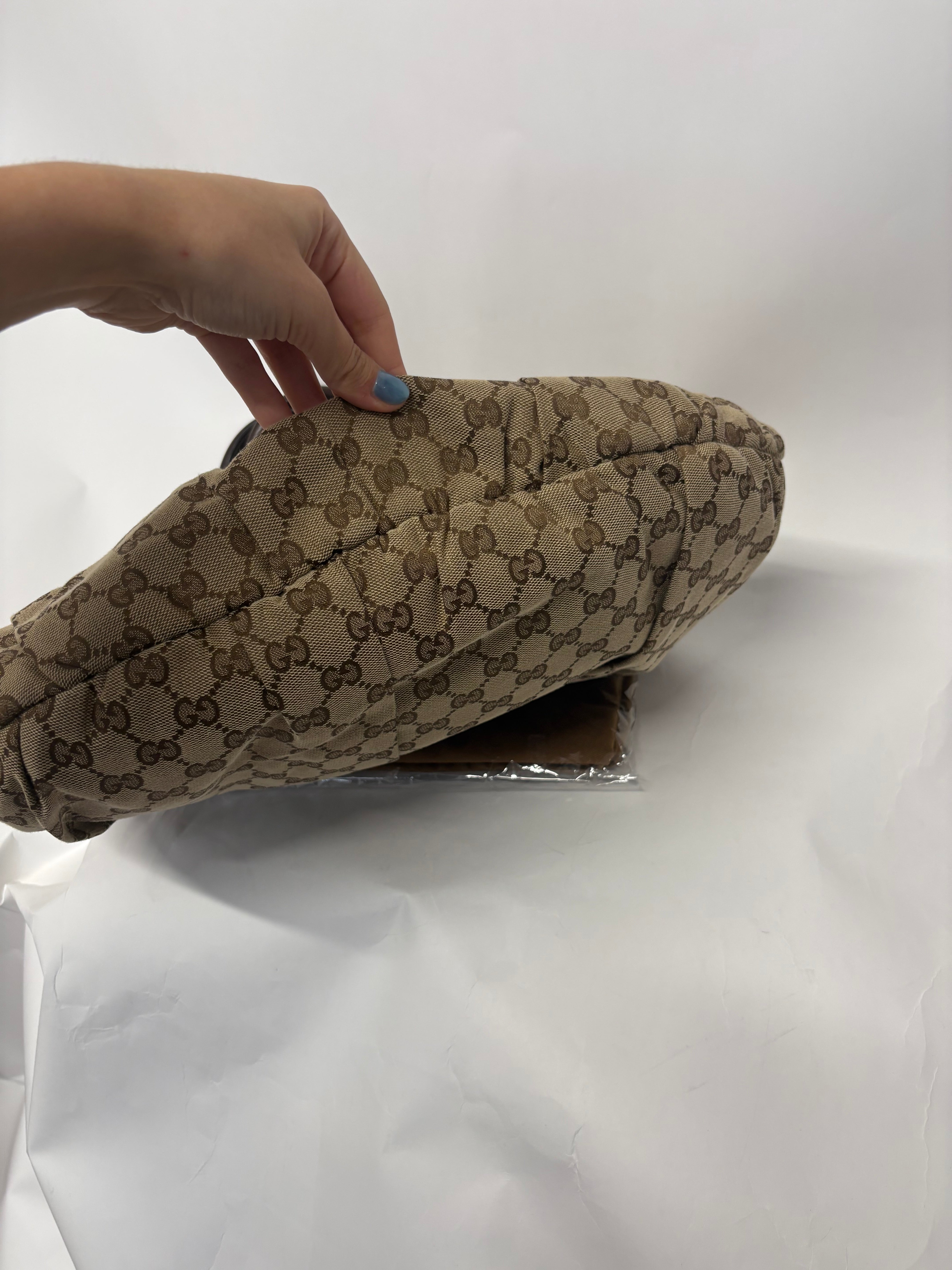 Gucci Pelham Tote GG Supreme Beige con Asas de Piel Marrón y Tachuelas Doradas mediano