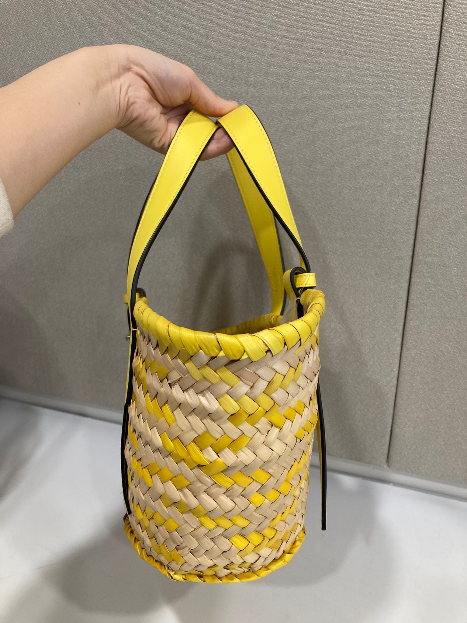 Loewe Paula’s Ibiza Basket Small Rafia amarilla