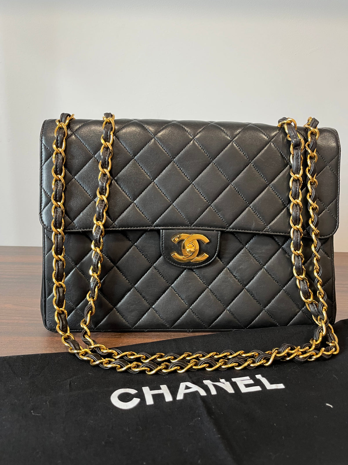 Chanel Classic Single Flap Maxi XL Piel de Cordero Negra · Serie 4