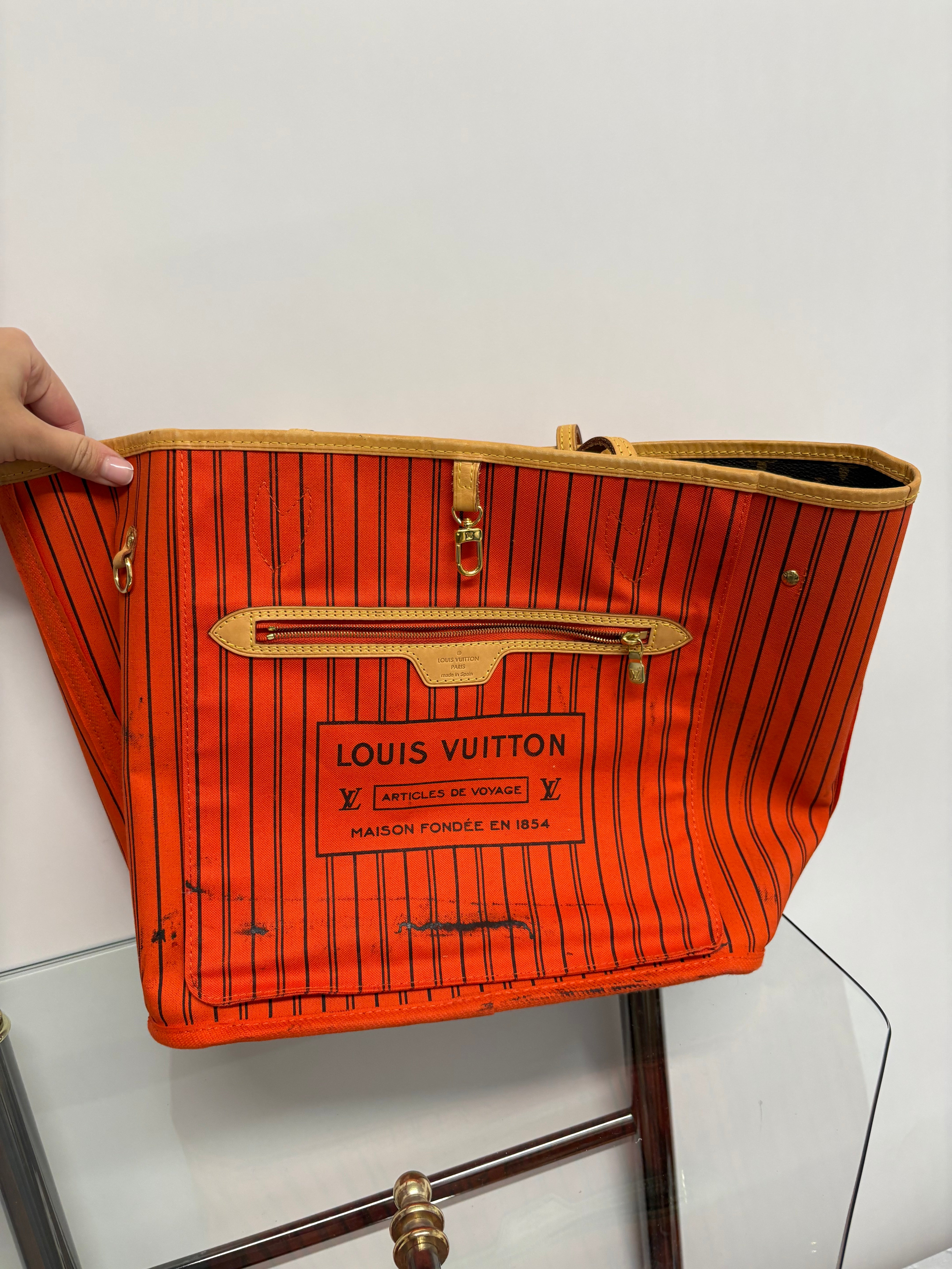 Louis Vuitton Neverfull MM Monogram Interior rojo