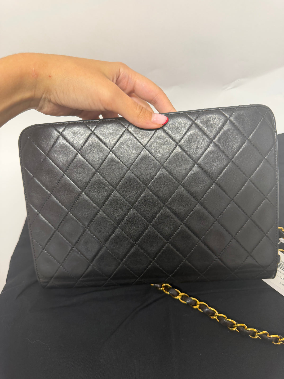 Chanel Classic Single Flap Mediano Piel de Cordero Negra Herrajes Dorados
