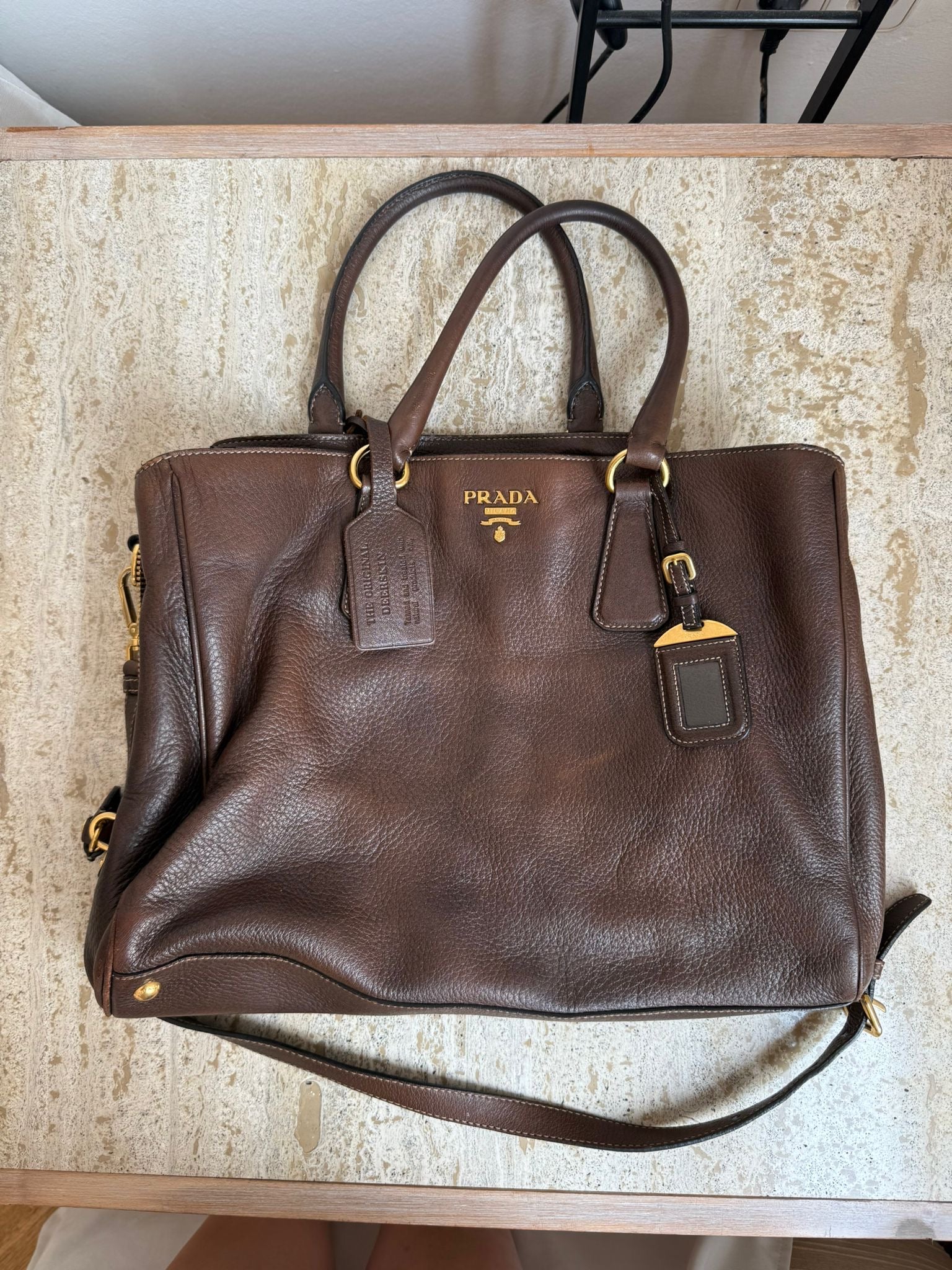 Prada Tote marrón en cuero con bandolera
