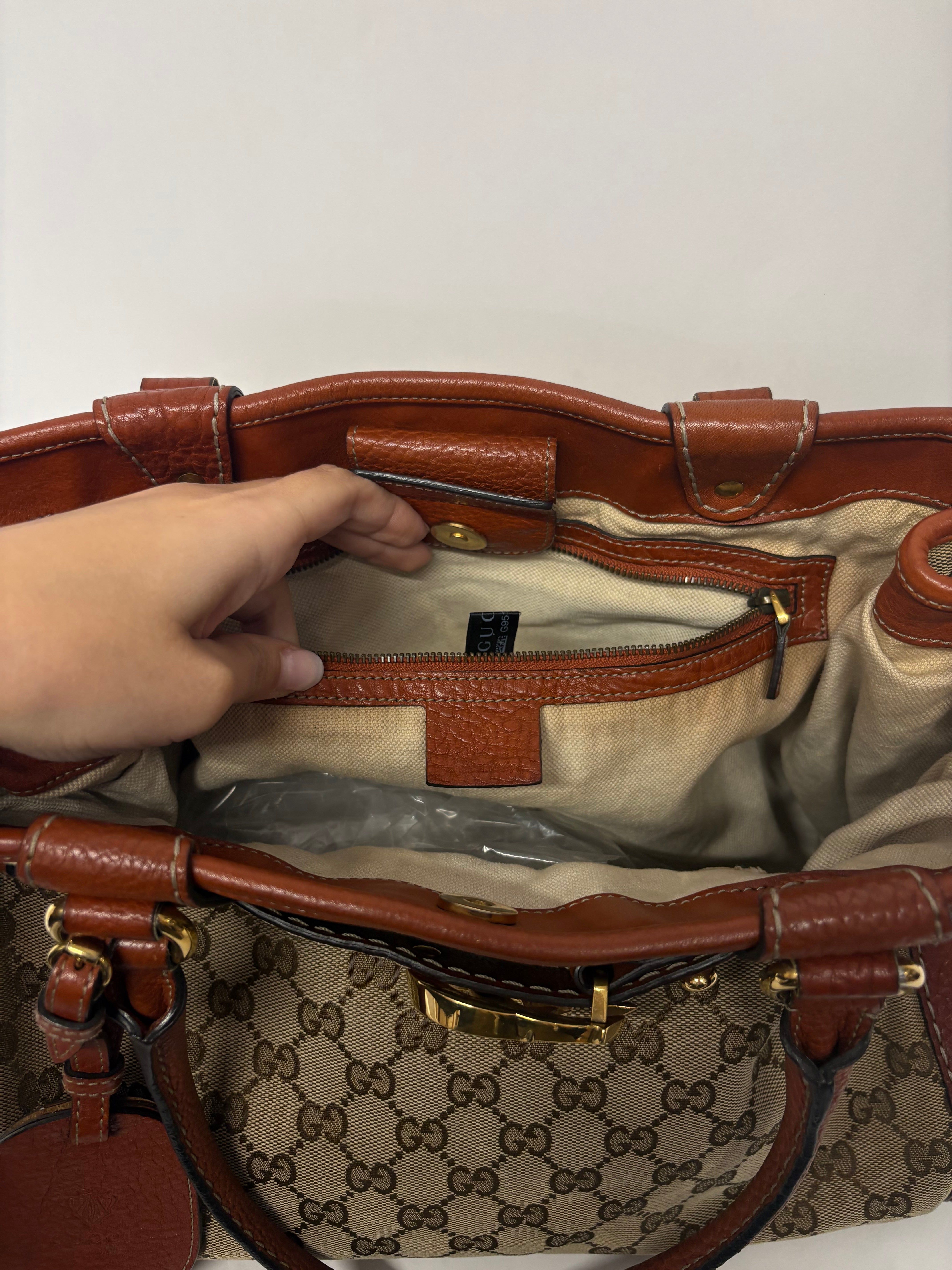 Gucci GG Marmont Tote Small en lona GG Supreme y piel marrón