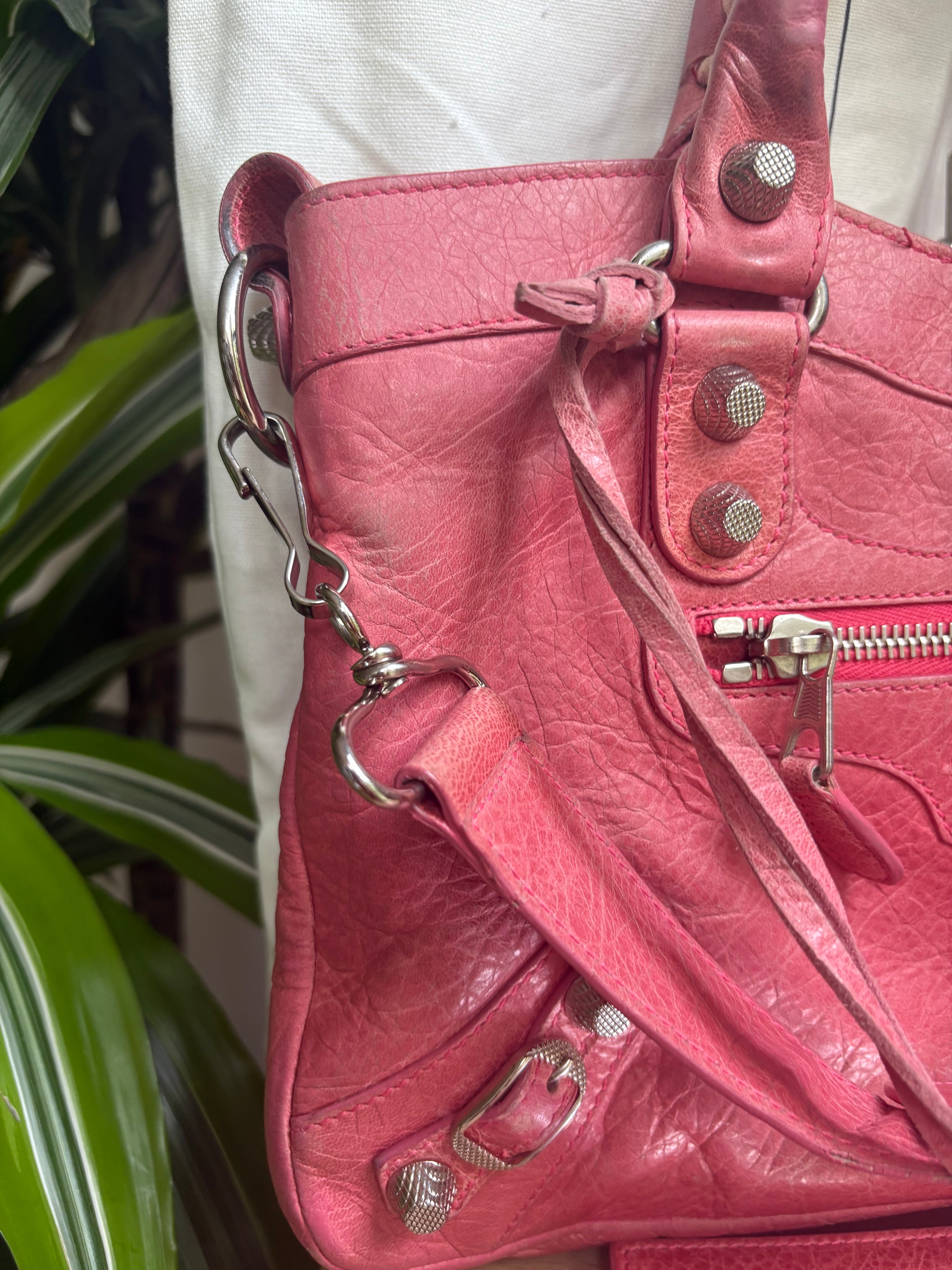 Balenciaga Classic City en rosa con bandolera 2WAY