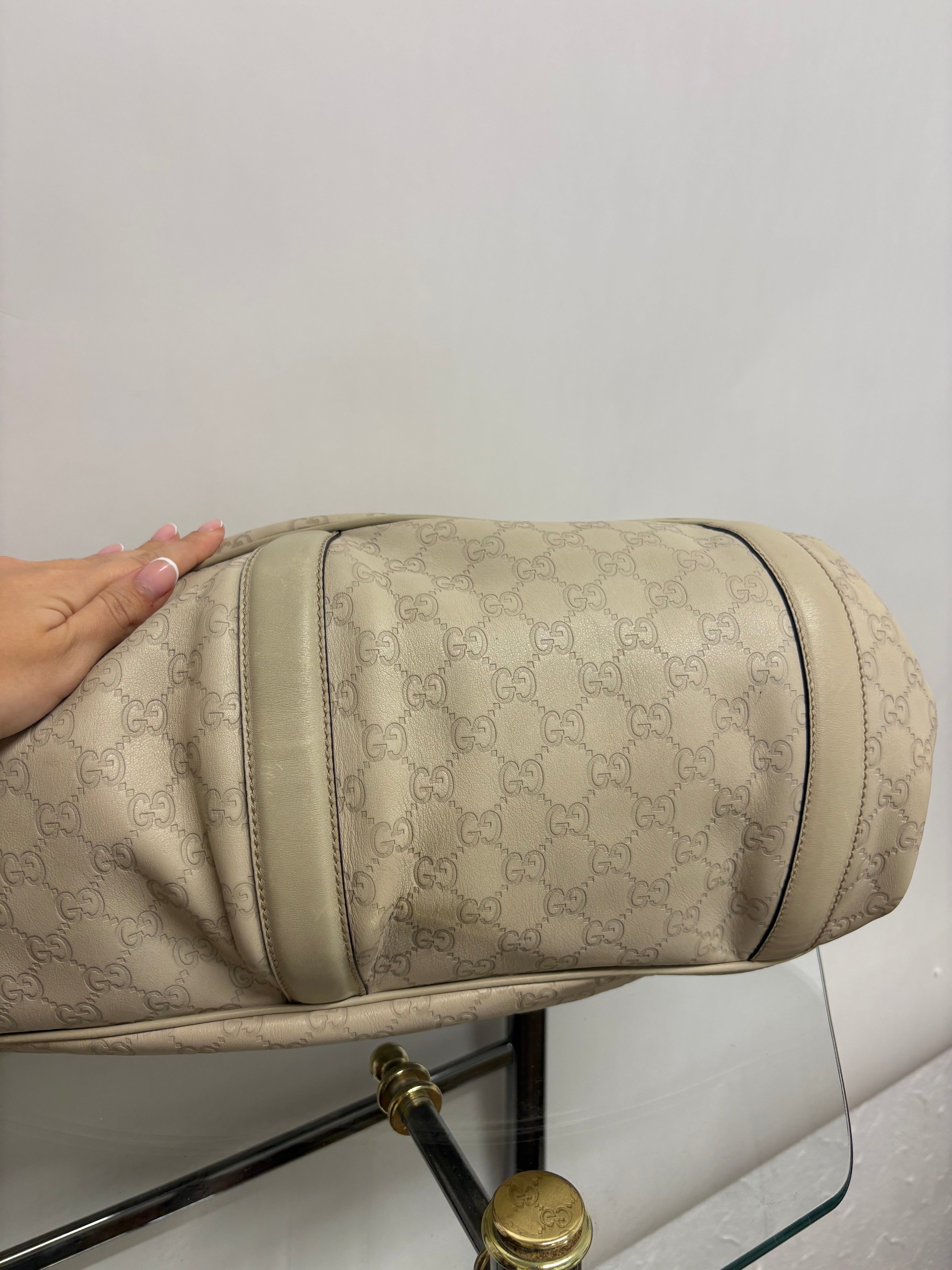 Gucci Pelham grande en piel Guccissima blanca marfil