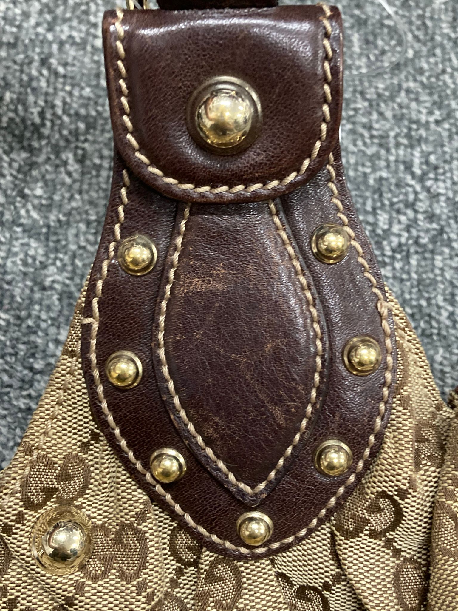 Gucci Pelham GG canvas y tachuelas