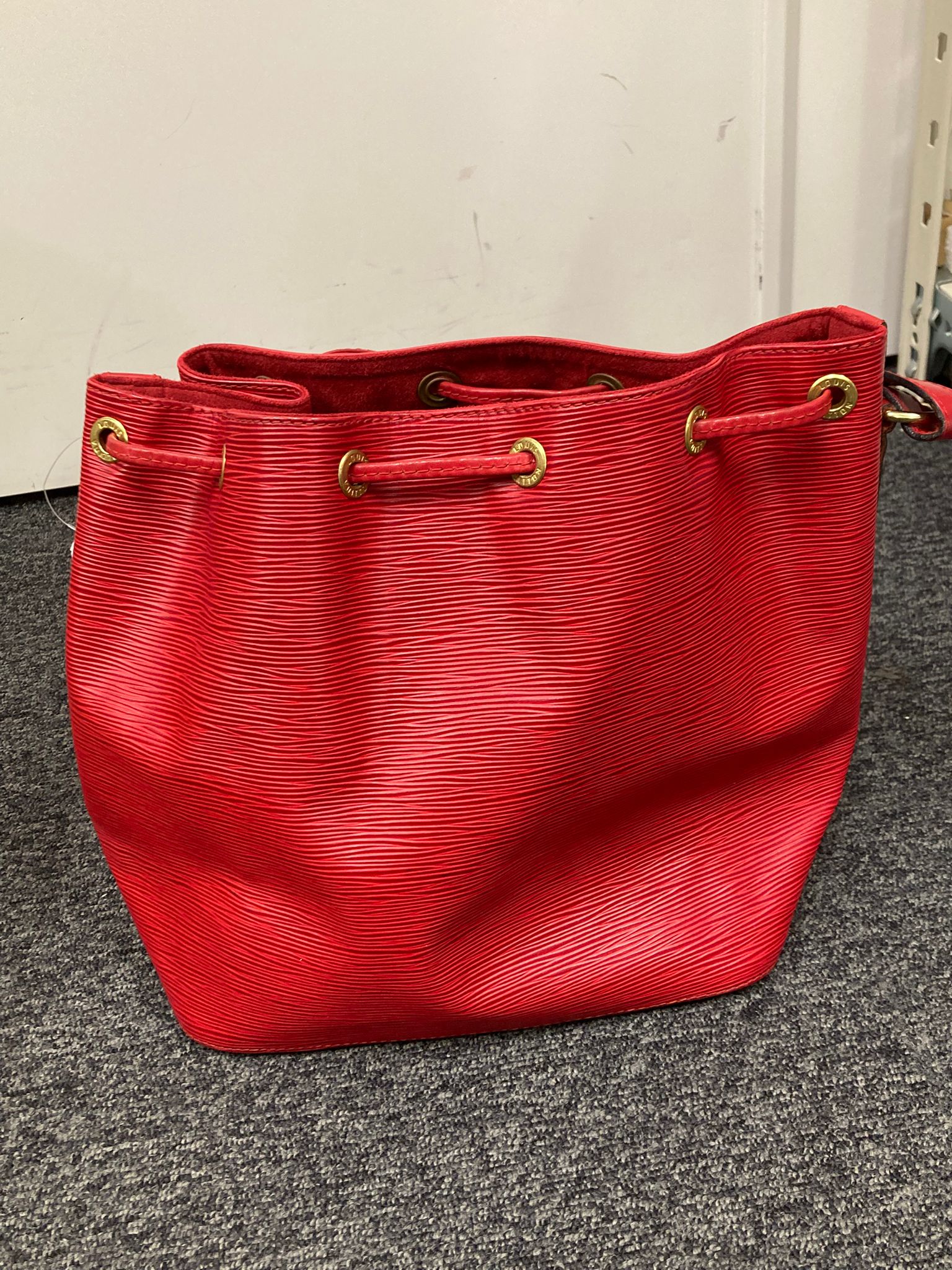 Louis Vuitton Noé Petit en piel Epi roja