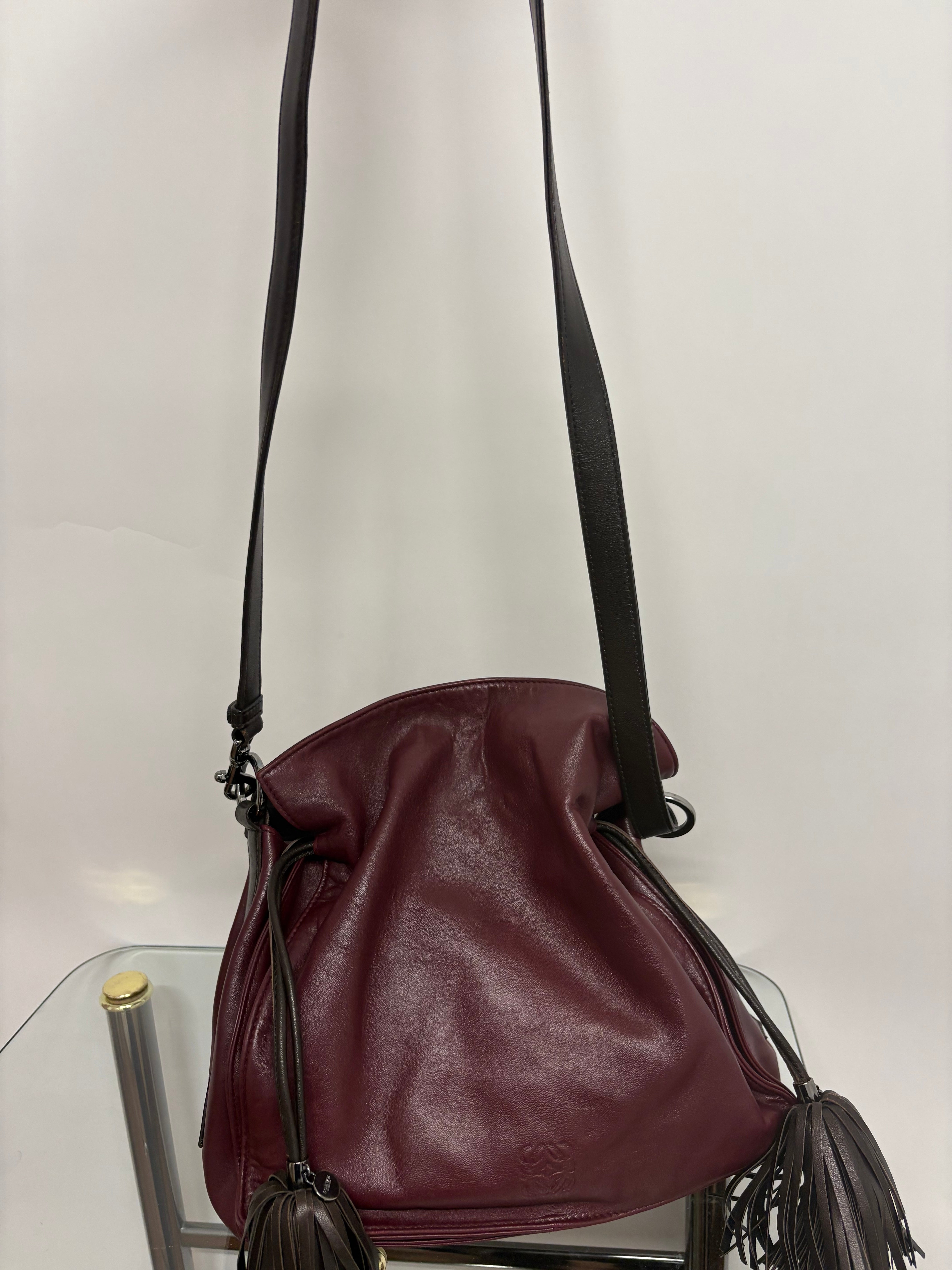 Loewe flamenco mediano burdeos y marrones con bandolera y borlas