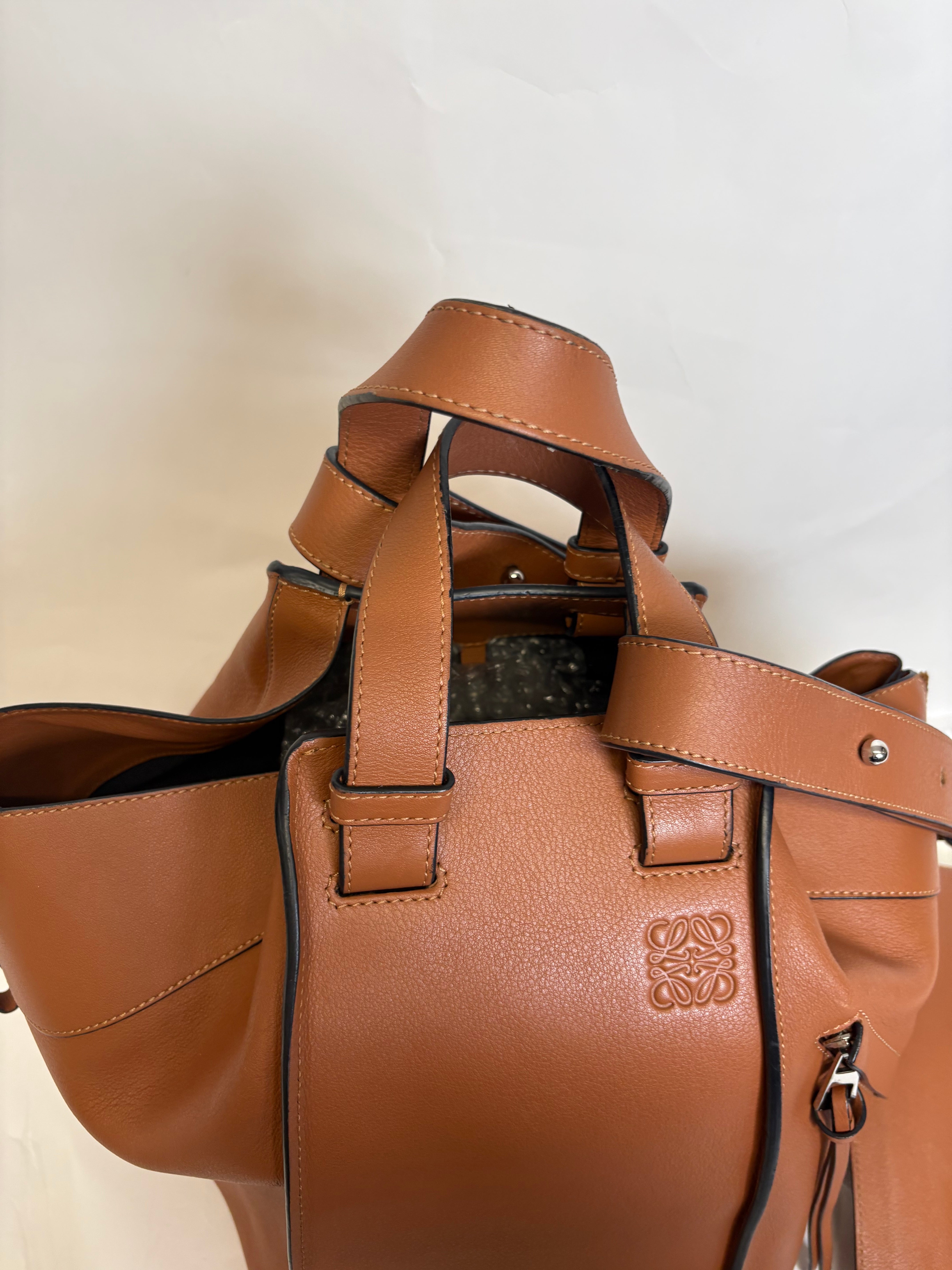 Loewe Hammock Mediano Piel Camel Con Pouch y Bandolera