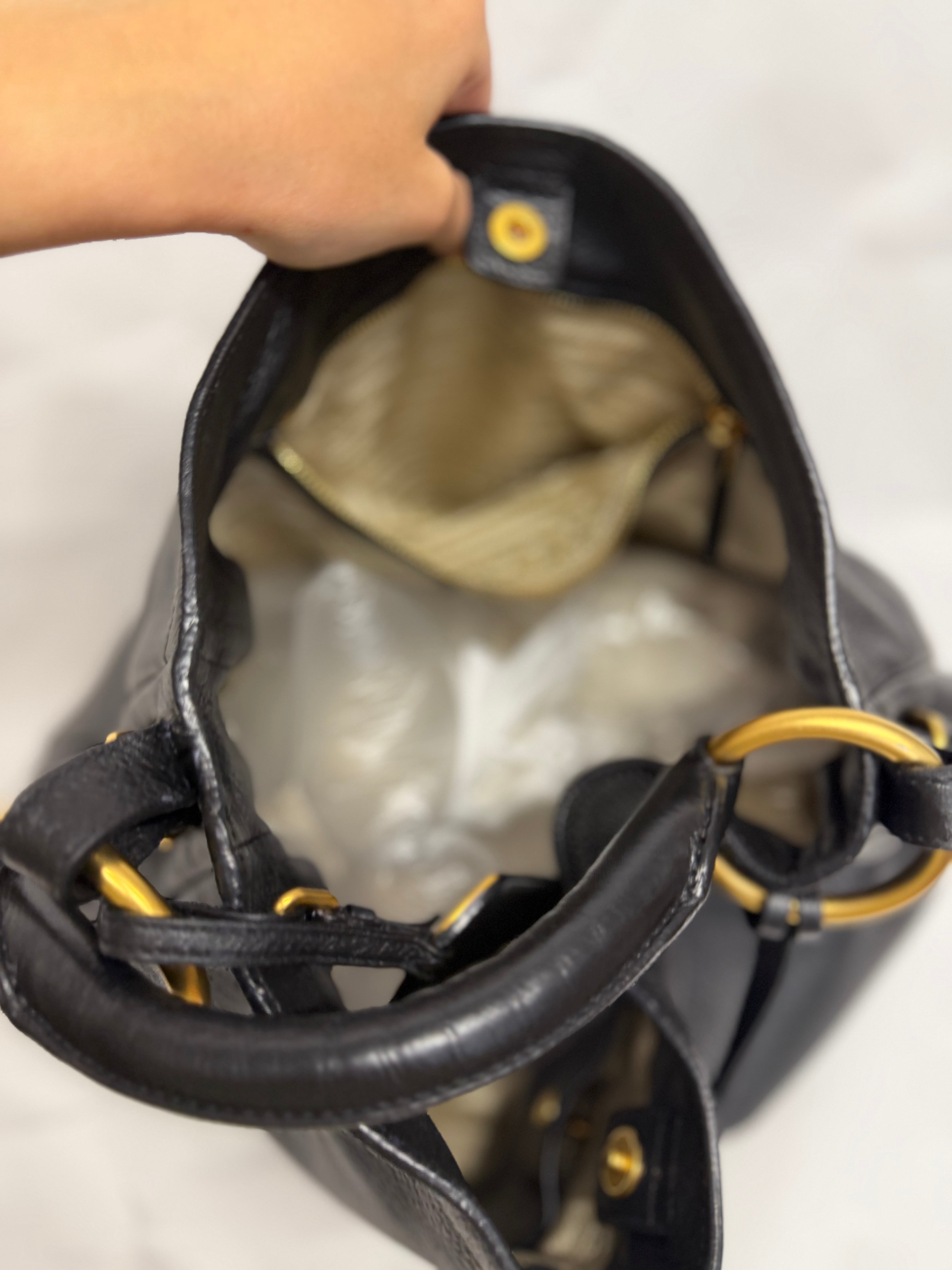 Prada Hobo Oversized en piel negra granulada