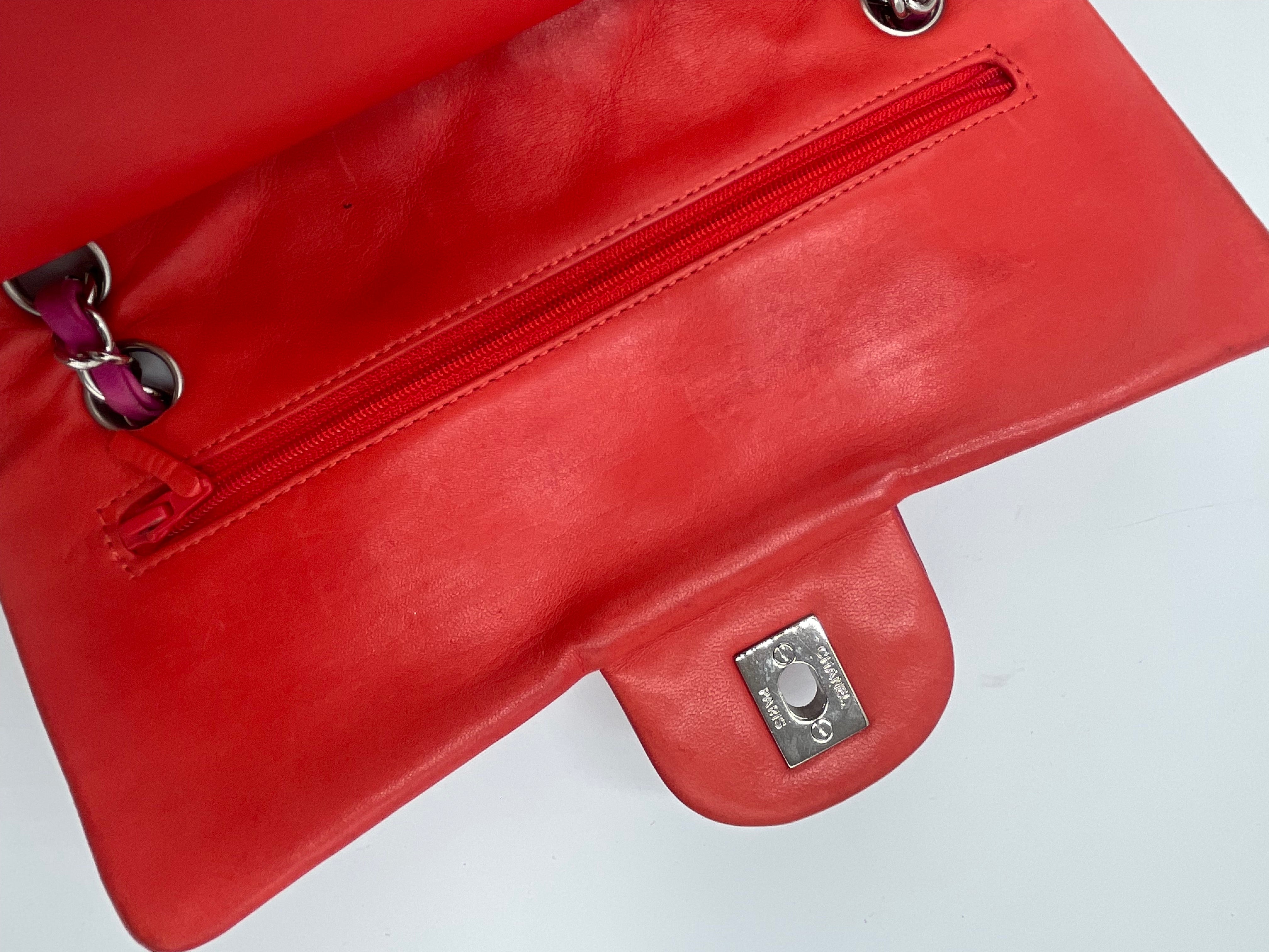 Chanel classic double flap 25 rojo con ribete rosa