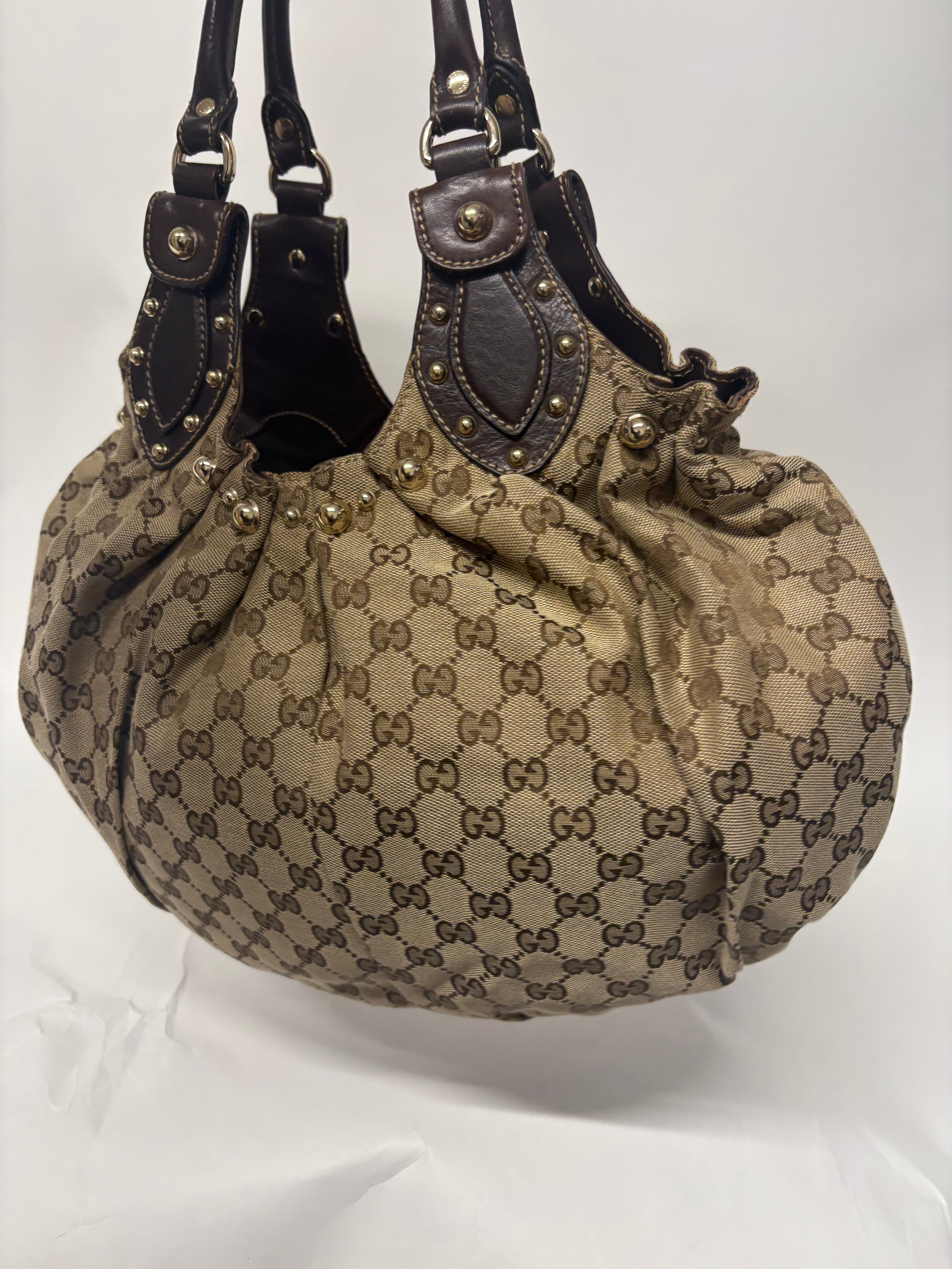 Gucci Pelham Tote GG Supreme Beige con Asas de Piel Marrón y Tachuelas Doradas mediano