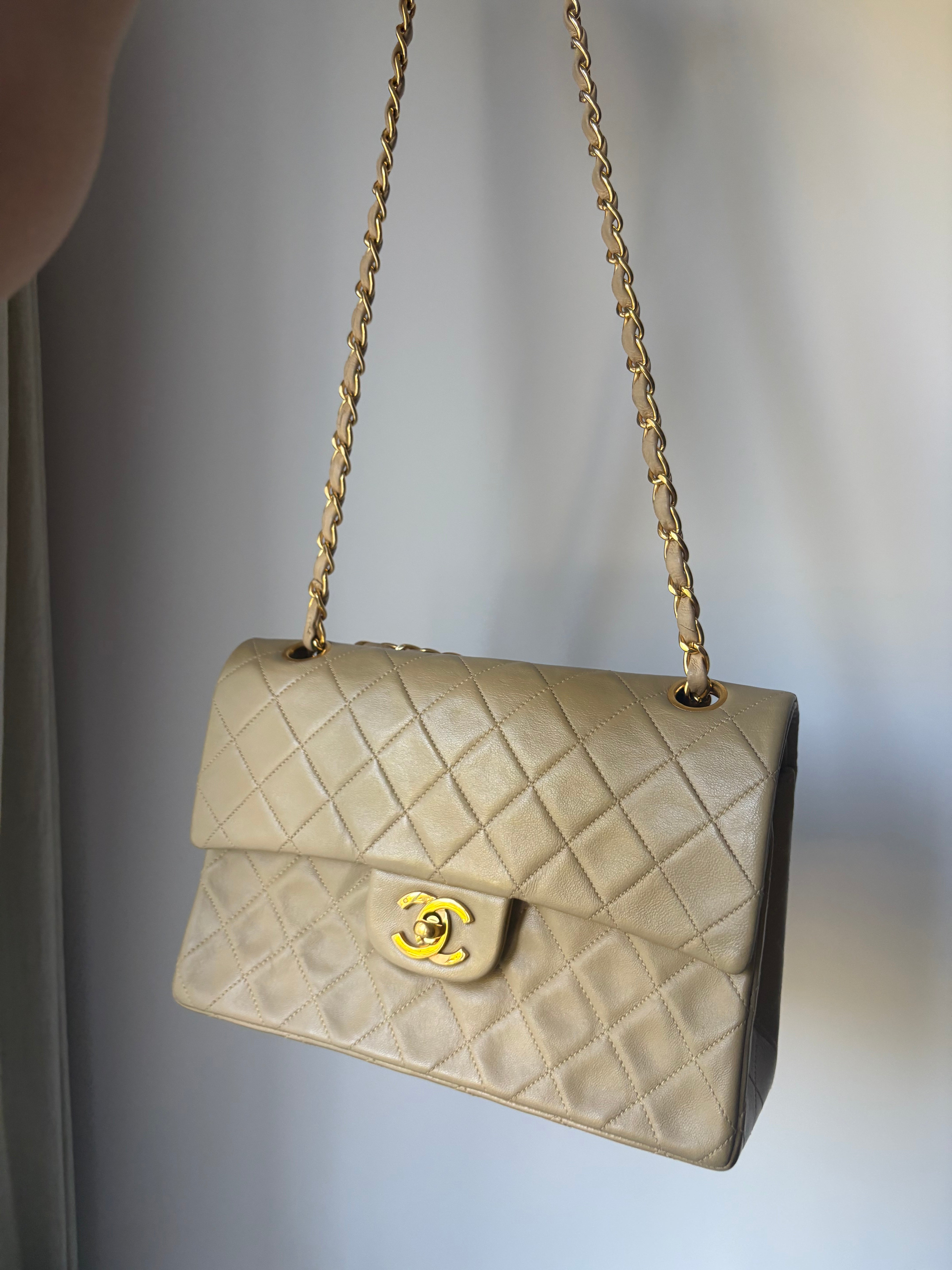 Chanel Timeless Double Flap 22 Beige en piel de cordero