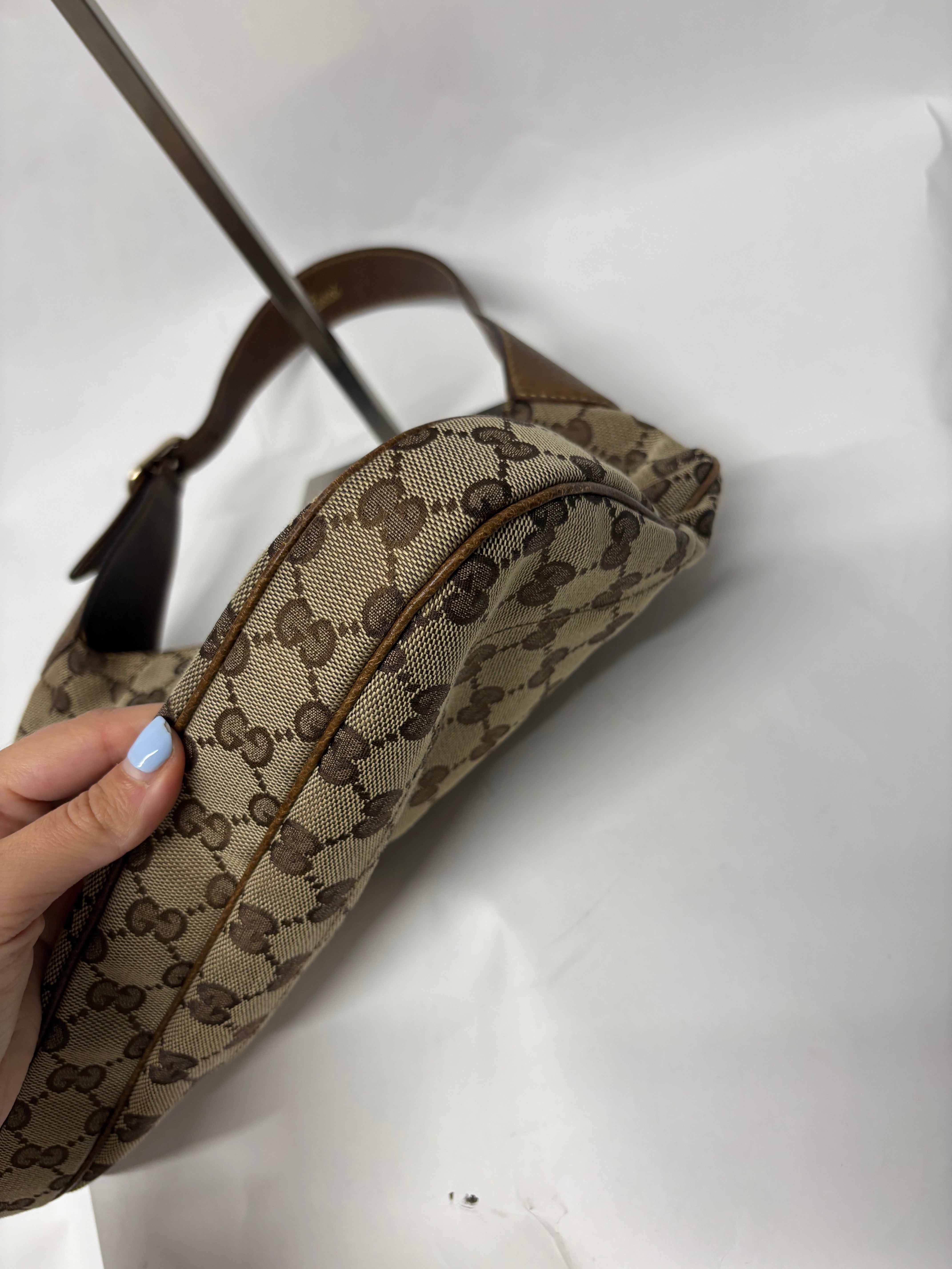 Gucci Jackie clásica GG canvas marrón con cierre pistón dorado