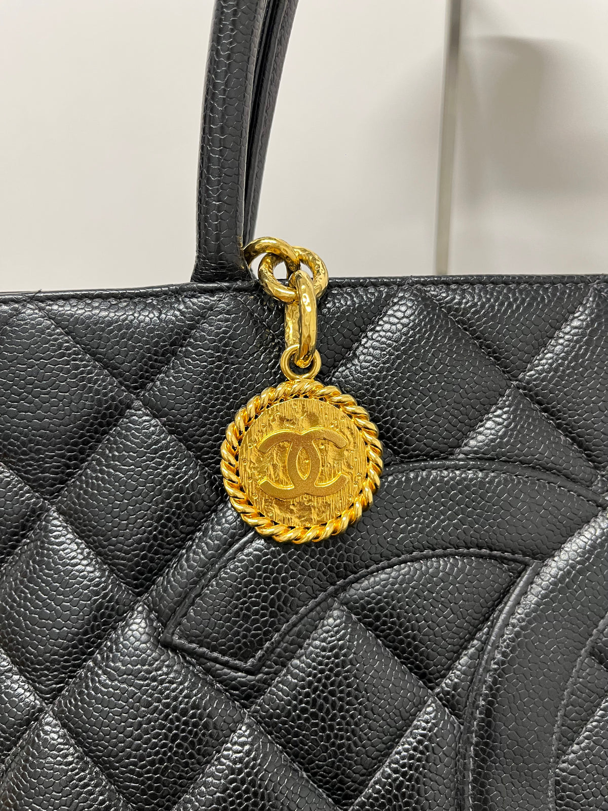 Chanel Medallion Tote Piel Caviar Negra · Serie 5