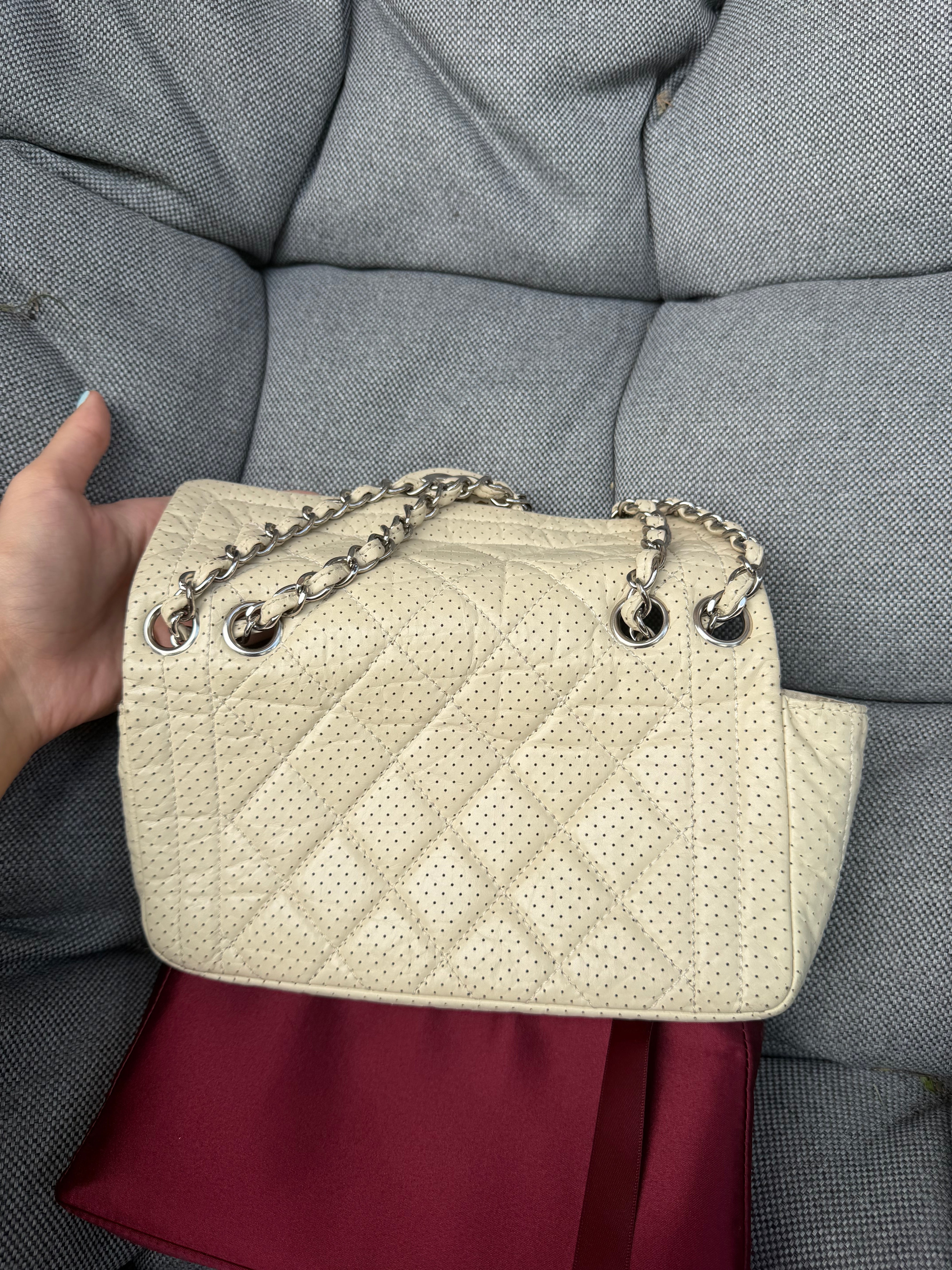 Chanel One Flap Small · Piel Perforada Marfil · Herrajes Plata