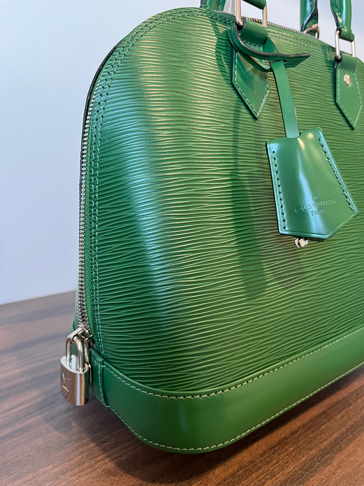Louis Vuitton Alma PM Piel Epi Verde · Herrajes Plata · con Candado y Clochette