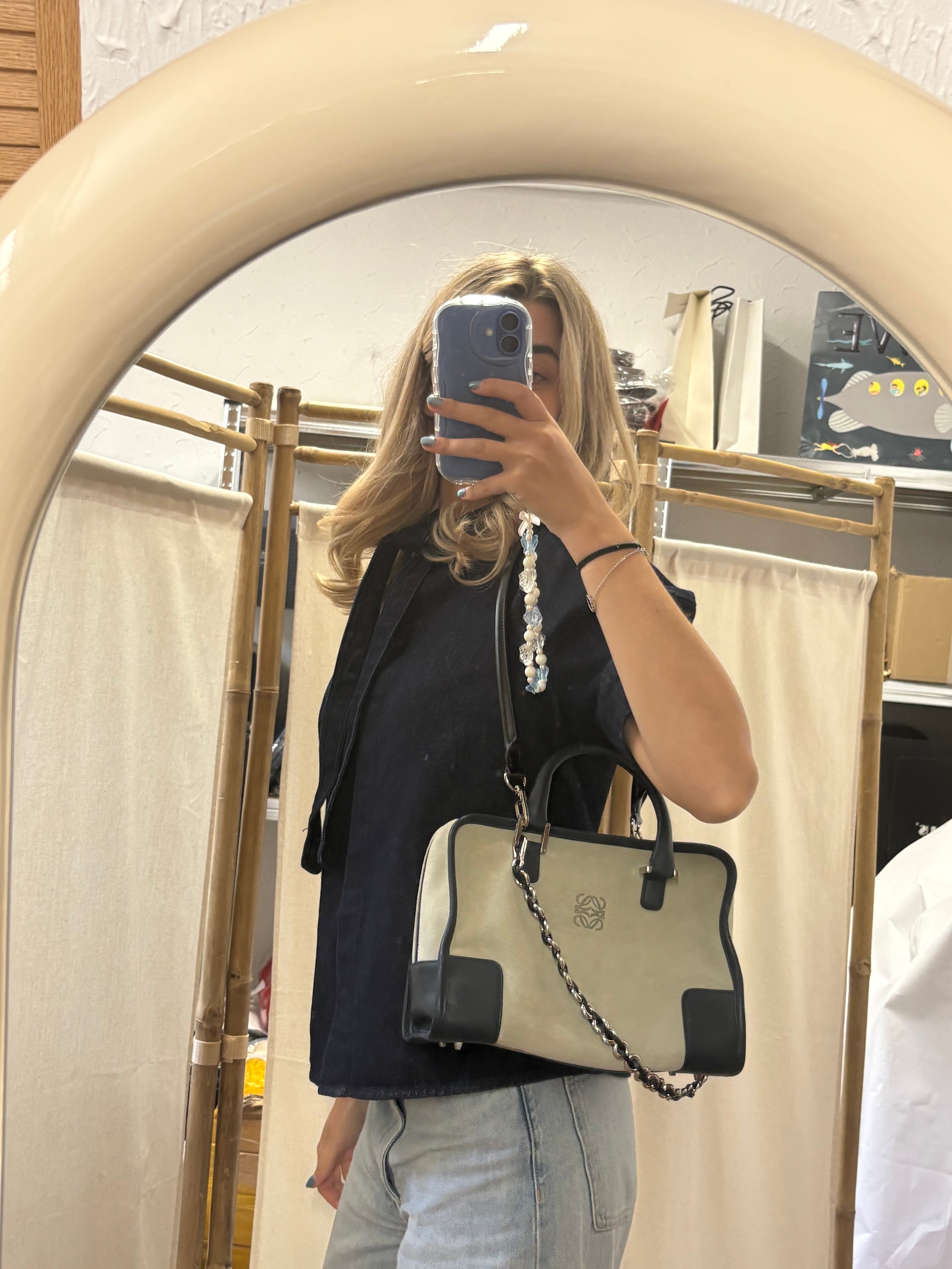 Loewe Amazona 27 Ante y Piel Verde Claro 2 bandoleras