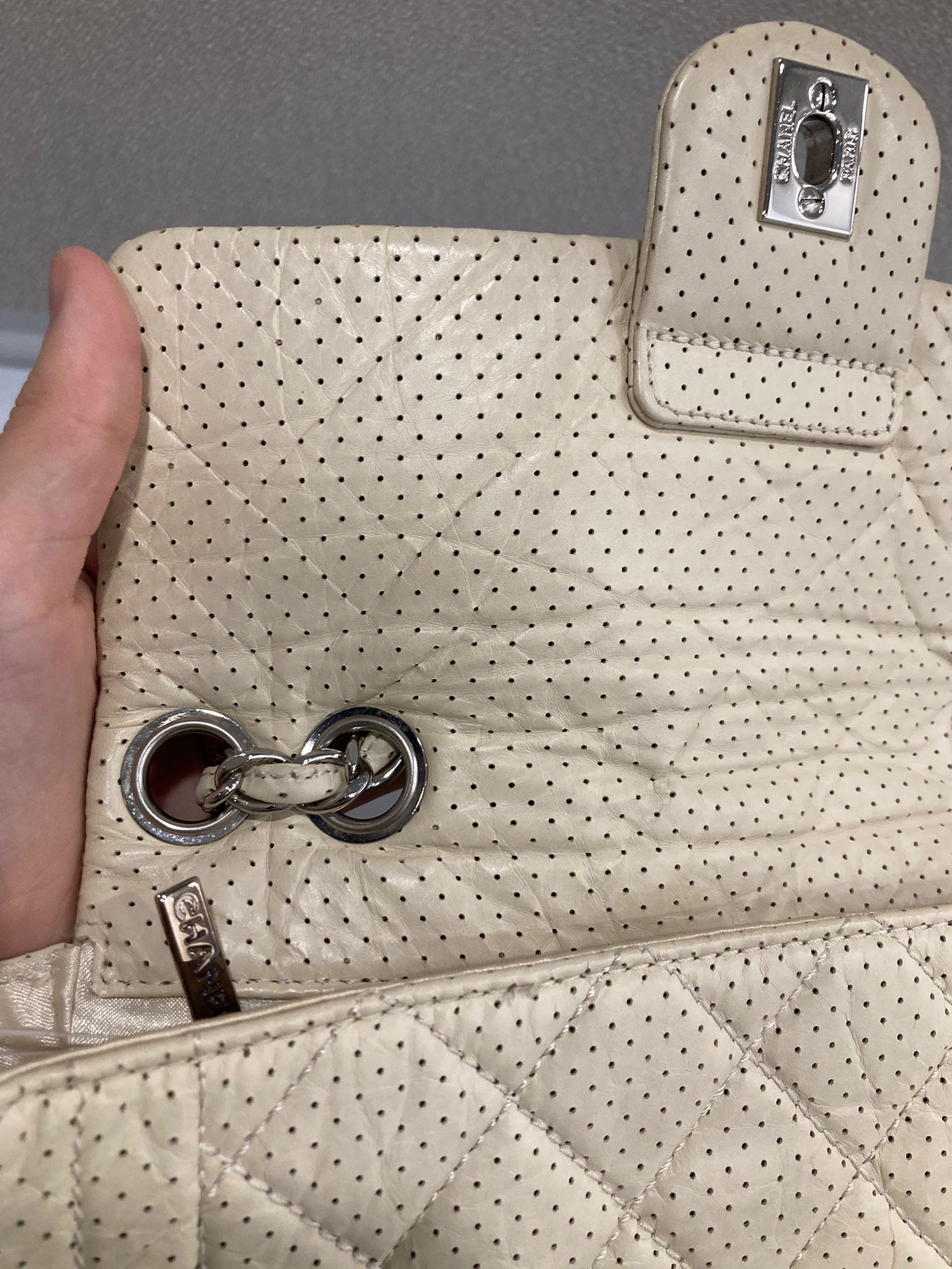 Chanel one flap acolchado perforado blanco roto