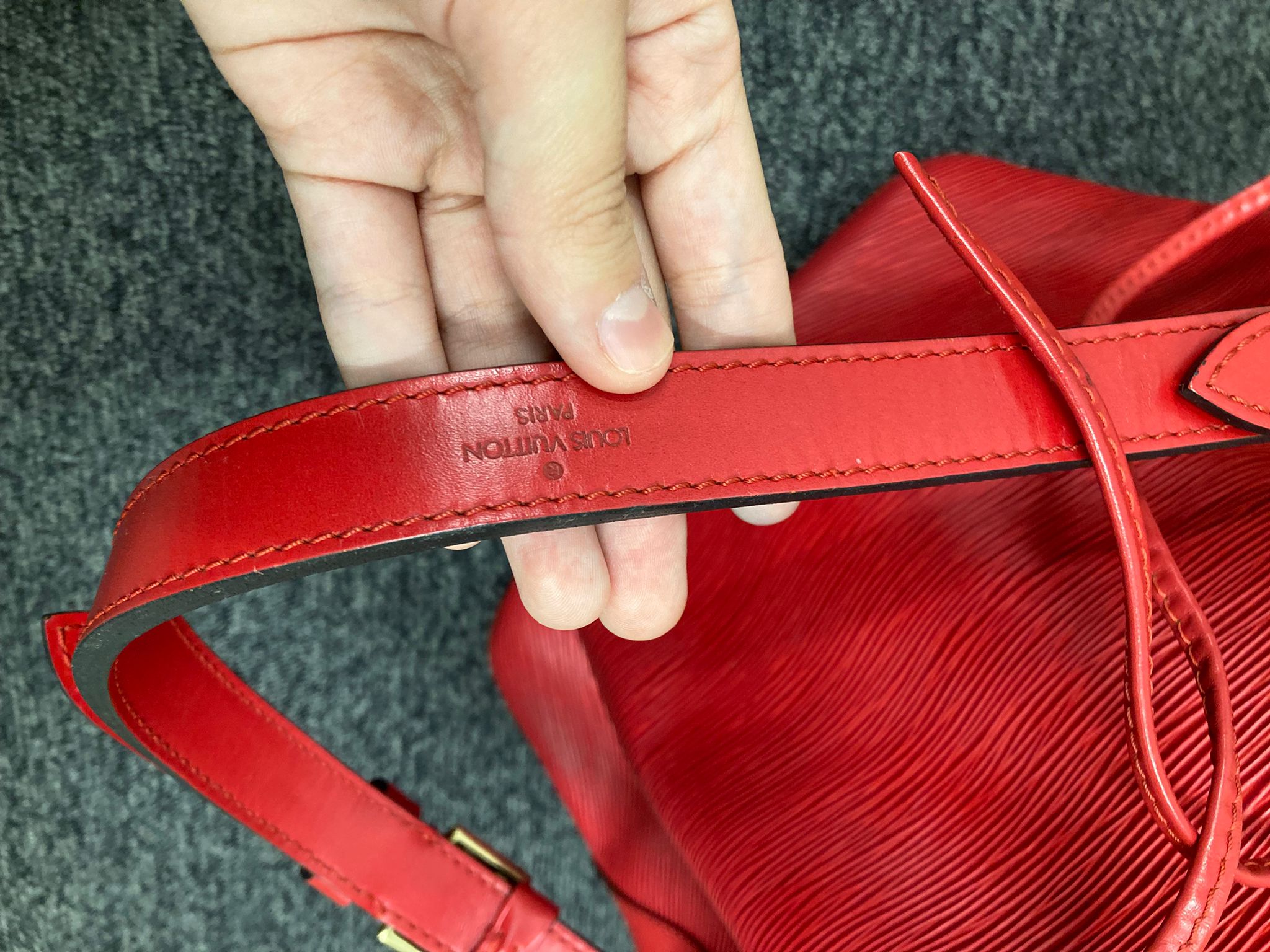 Louis Vuitton Noé Petit en piel Epi roja
