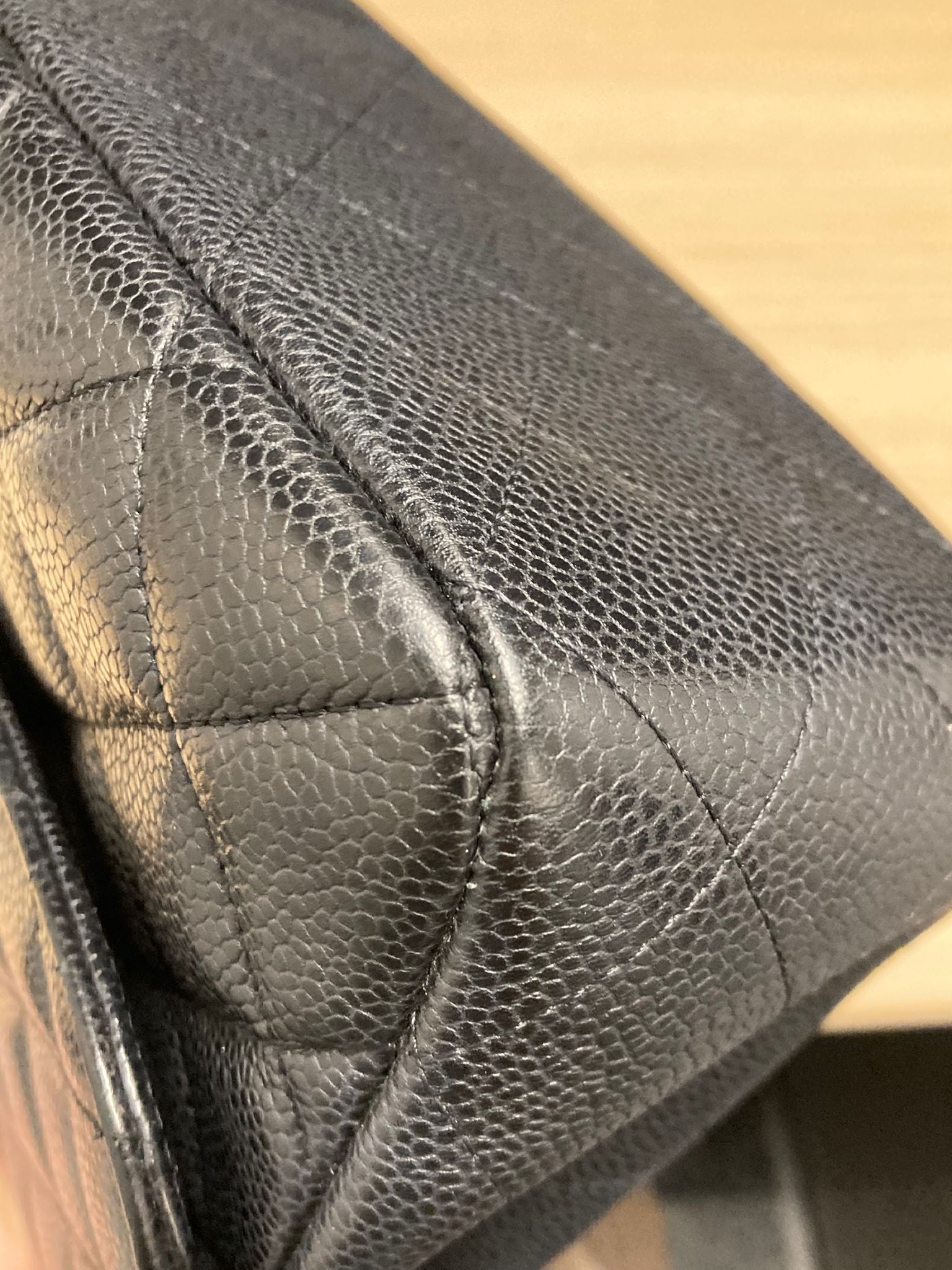 Bolso Classic Flap 30 en piel caviar negra con herrajes dorados