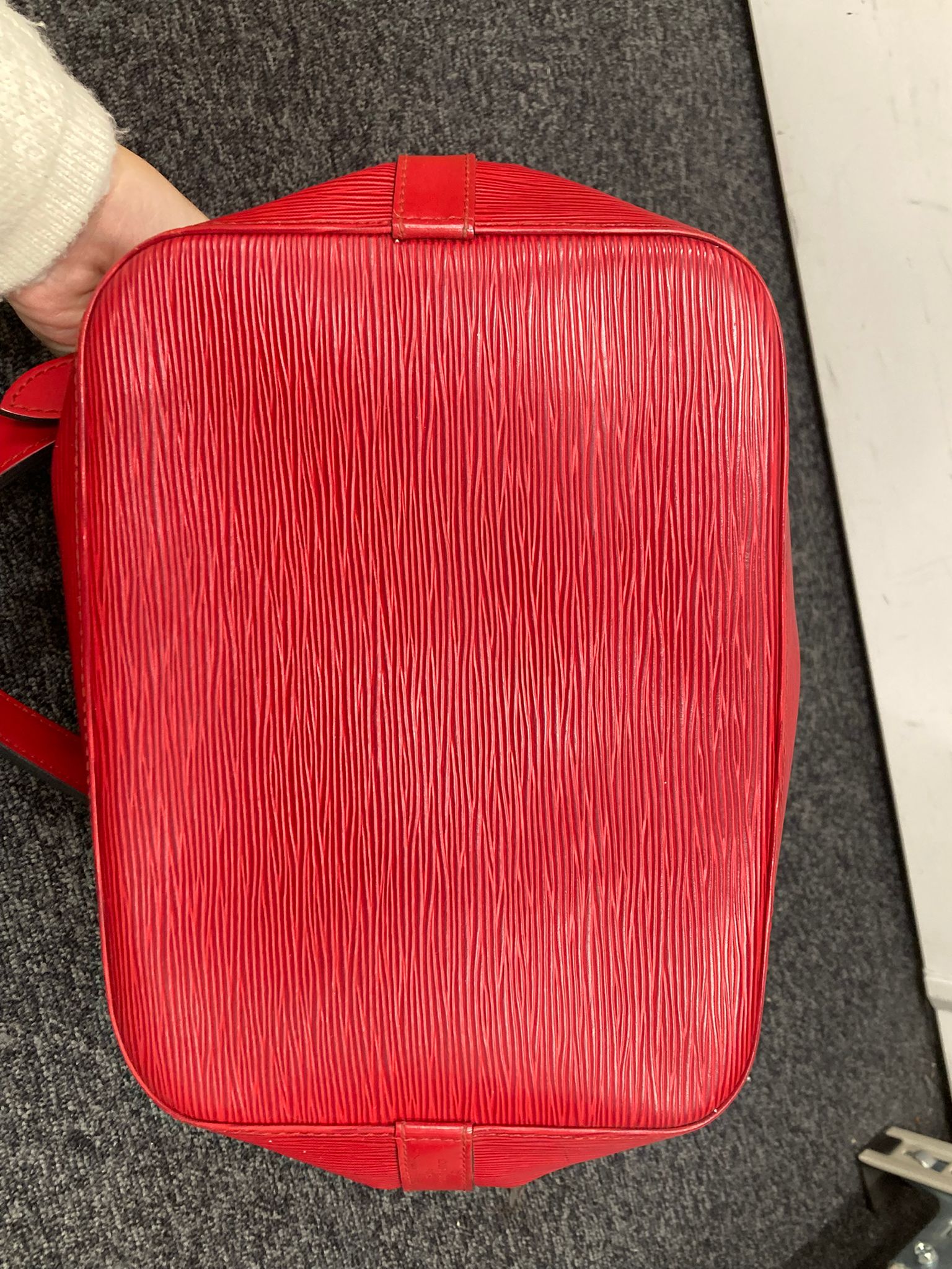 Louis Vuitton Noé Petit en piel Epi roja