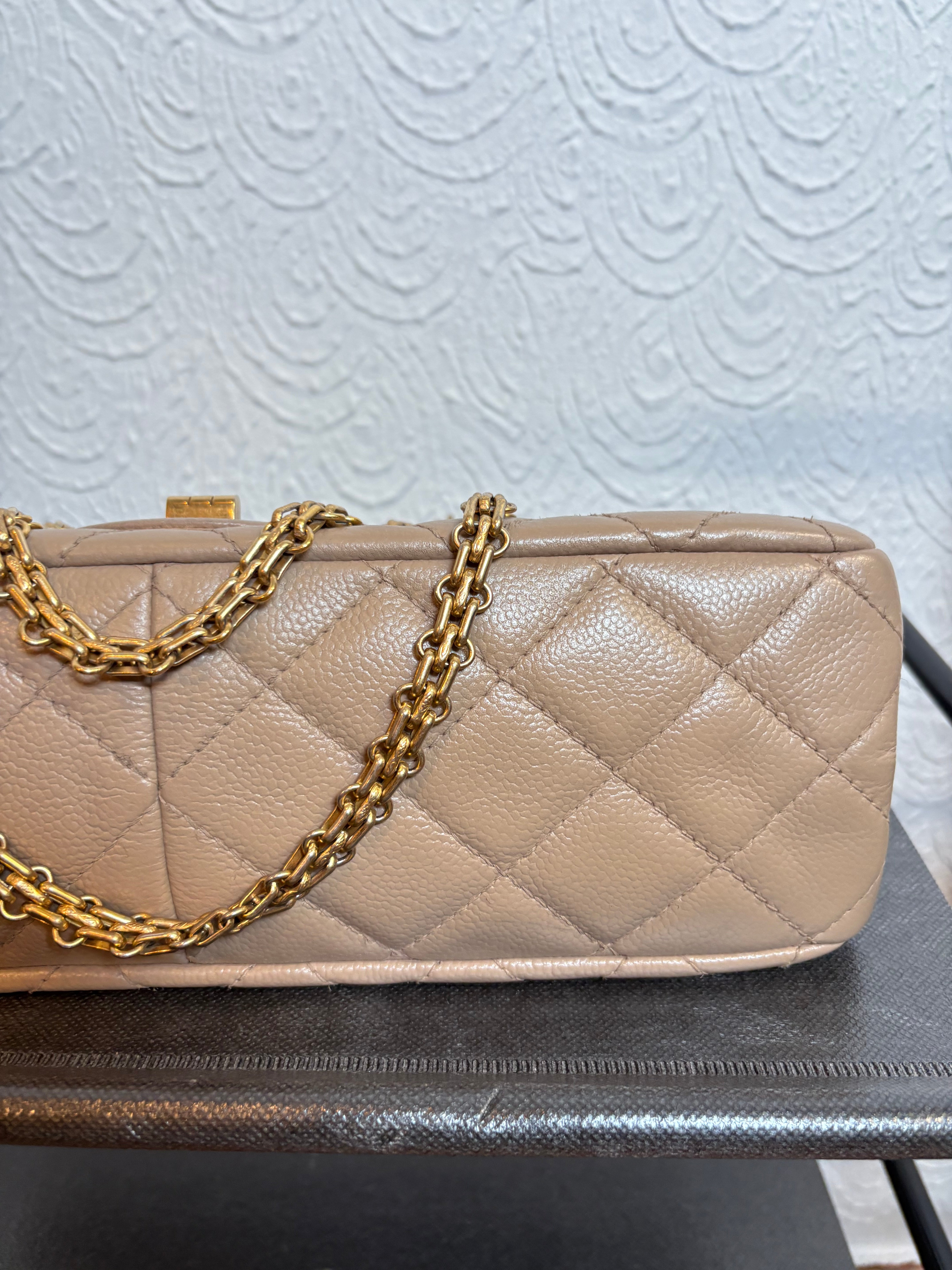 CHANEL 2.55 Double Flap Beige Caviar Cadena Doble Dorada