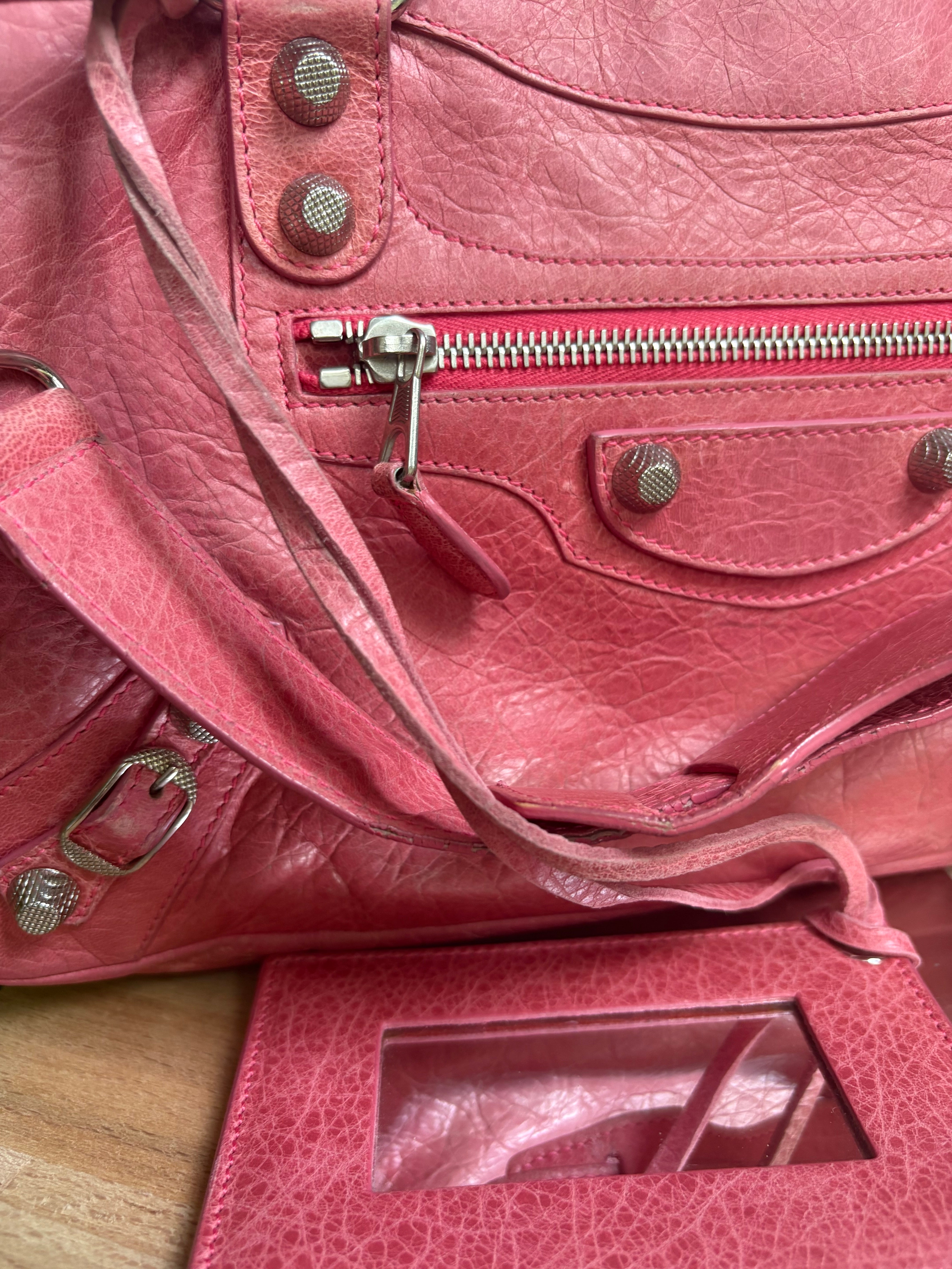 Balenciaga Classic City en rosa con bandolera 2WAY