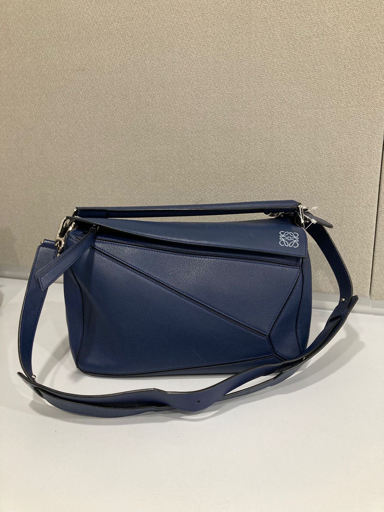 Loewe puzzle mediano azul oscuro