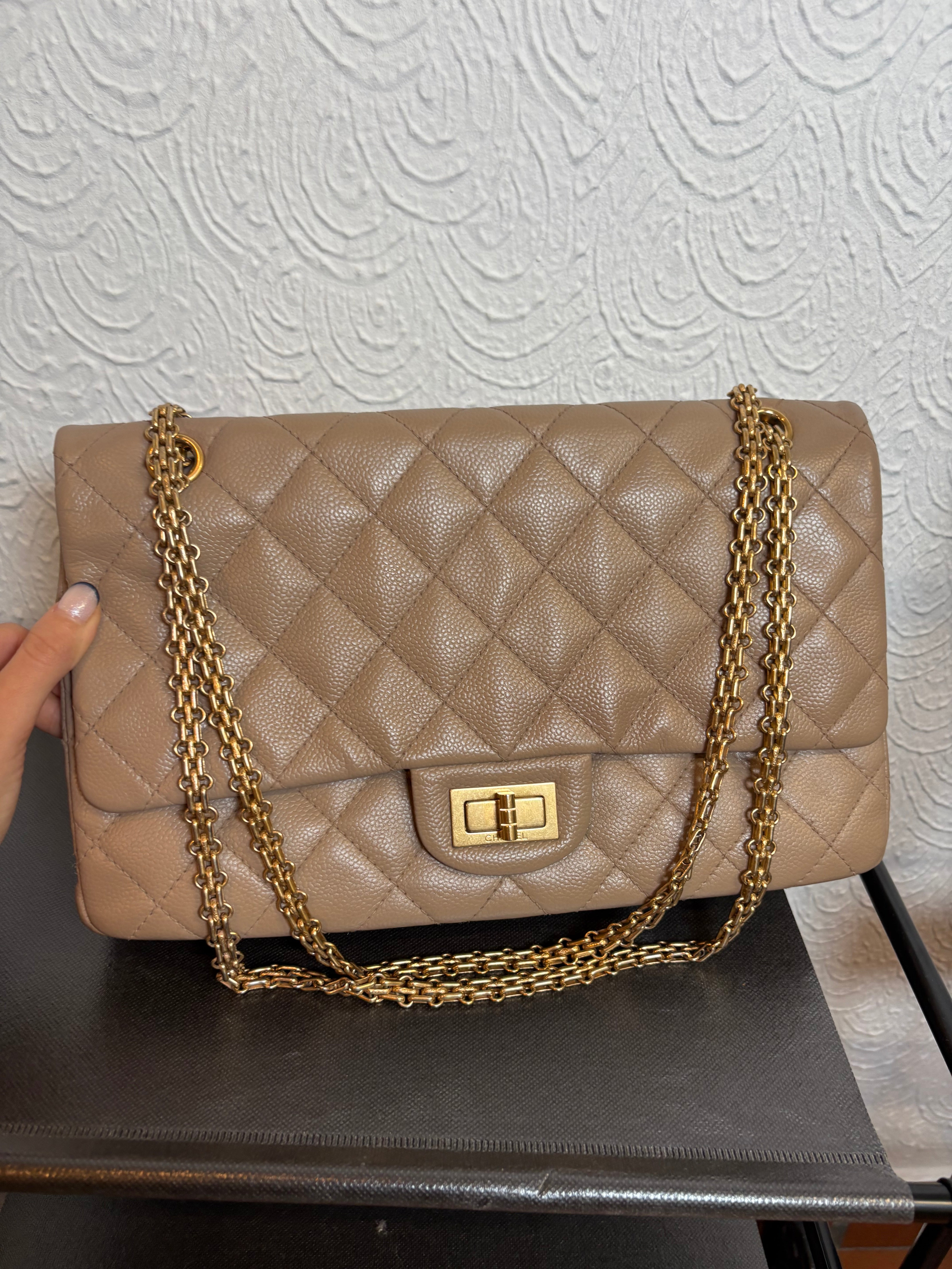 CHANEL 2.55 Double Flap Beige Caviar Cadena Doble Dorada