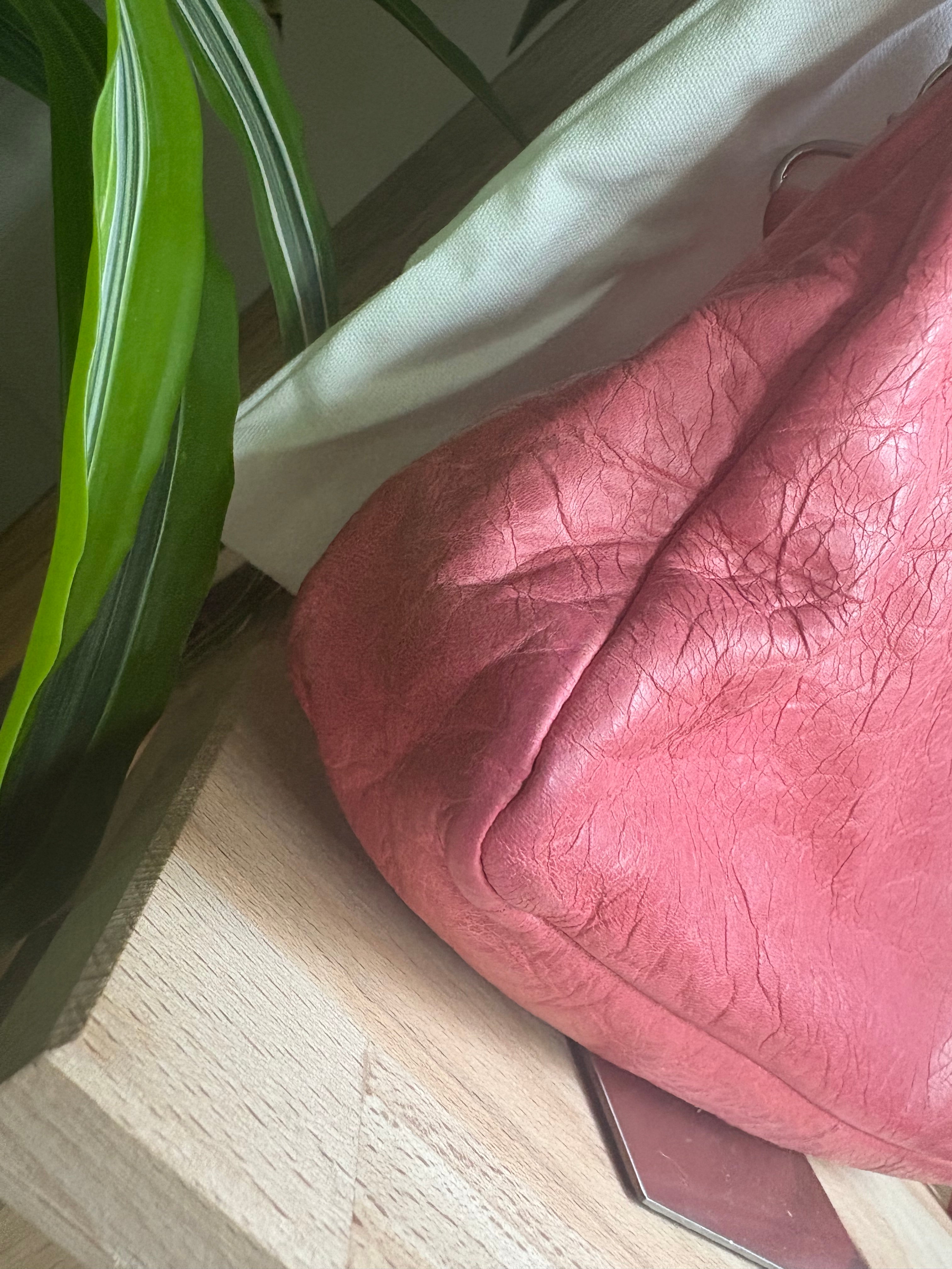 Balenciaga Classic City en rosa con bandolera 2WAY