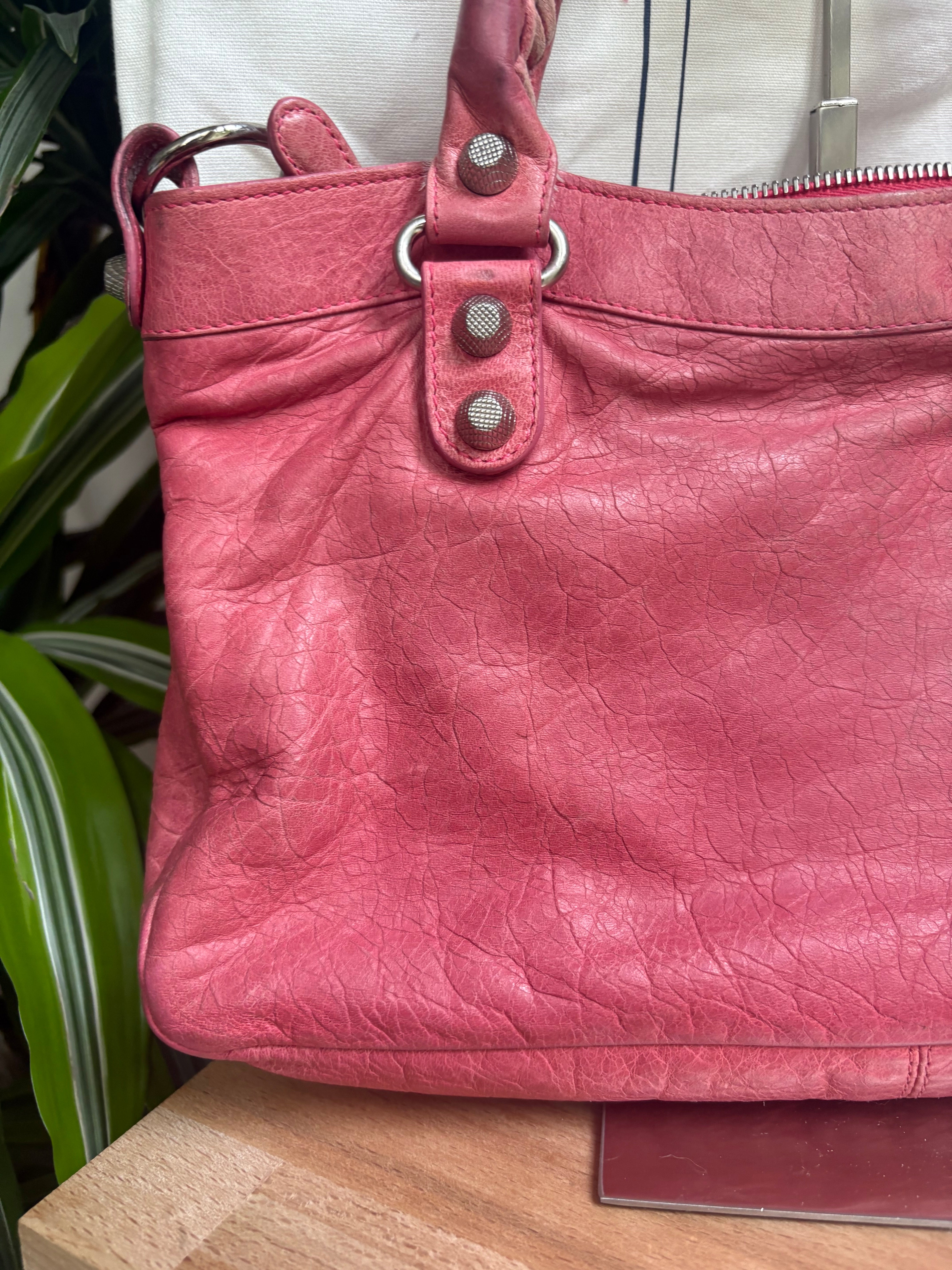 Balenciaga Classic City en rosa con bandolera 2WAY