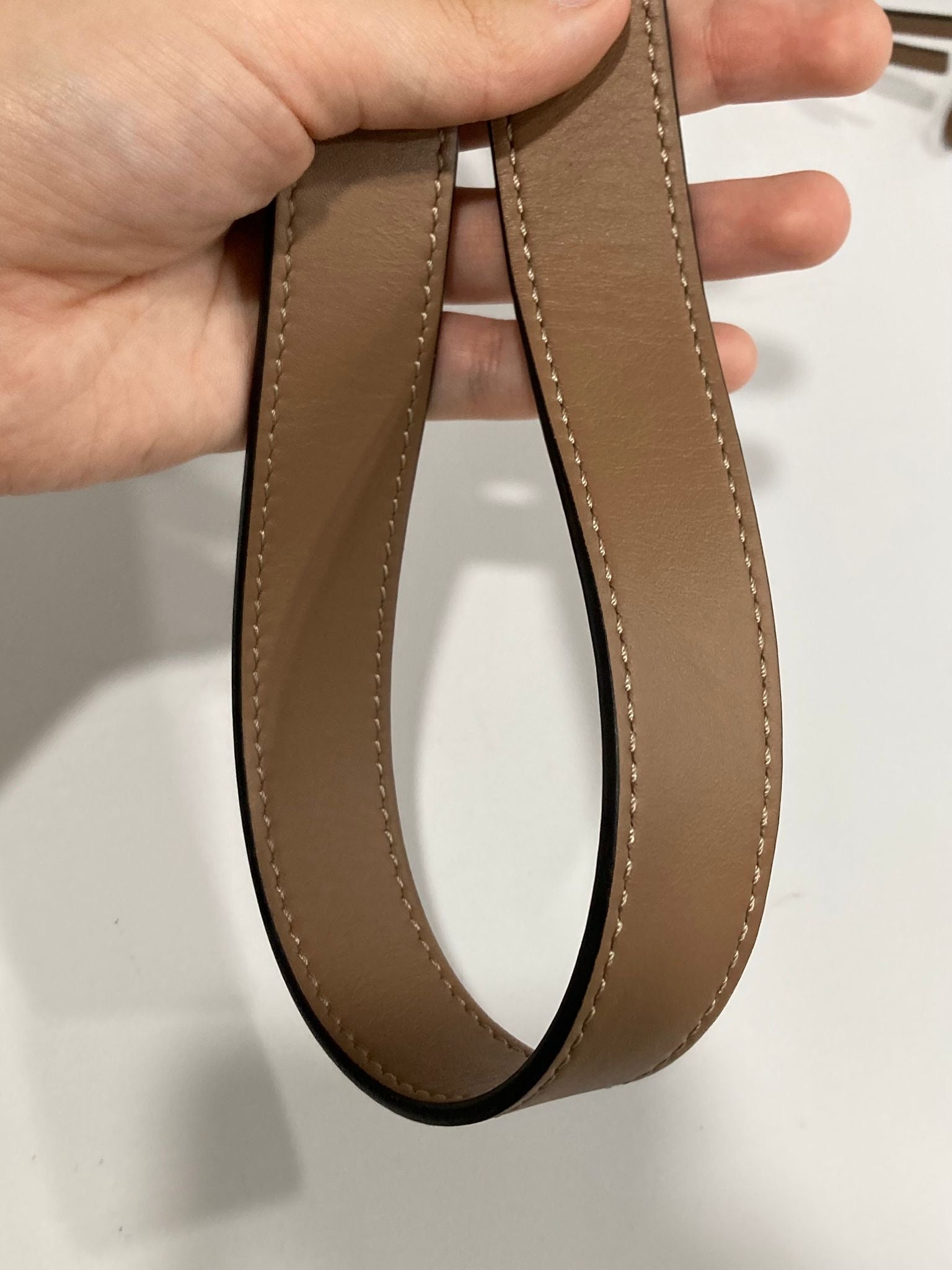 Loewe Hammock Compact en piel de ternera graneada beige