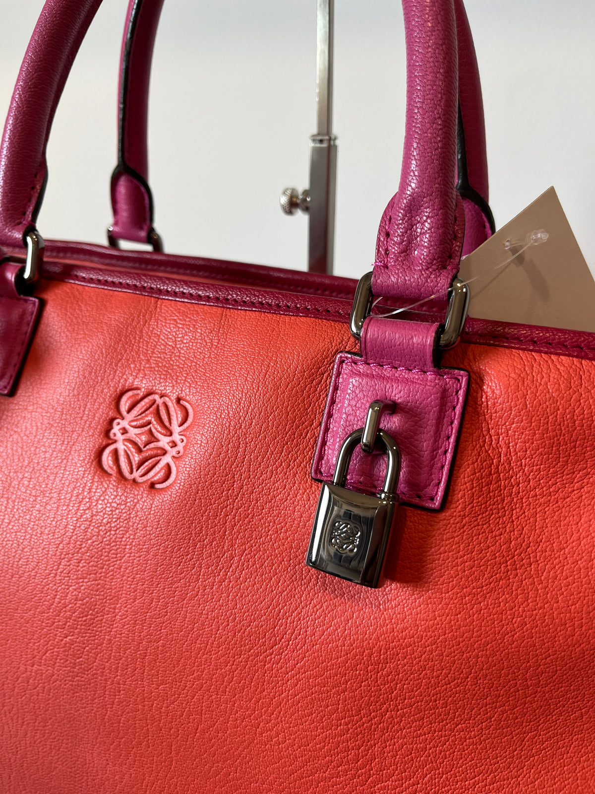 Loewe Amazona 36 Piel de Cabra Tricolor Coral, Rosa y Rojo