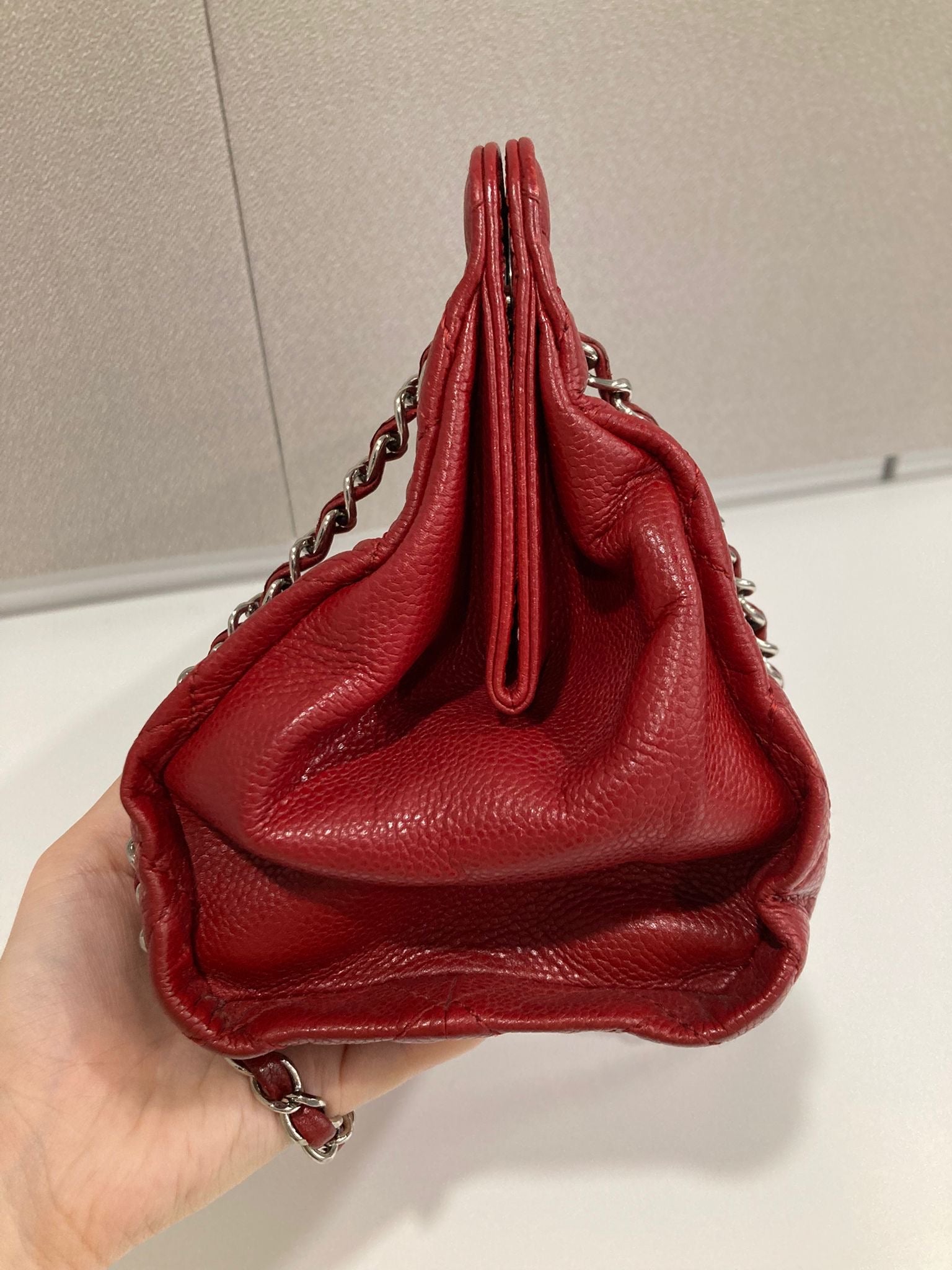 Chanel CC Chain Tote acolchado en piel caviar roja