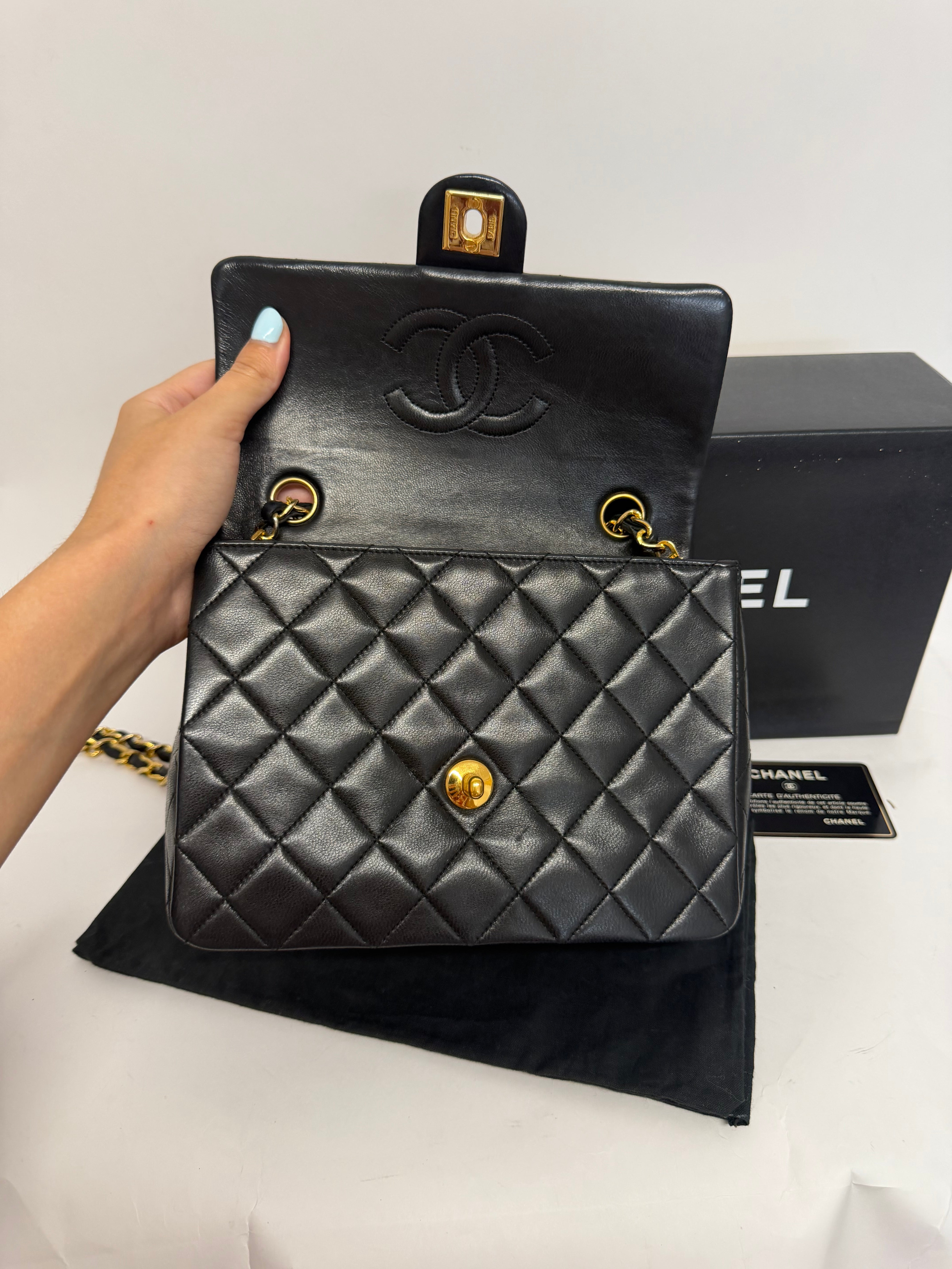 Chanel Mini Matelassé 20 Square Piel Cordero Negra