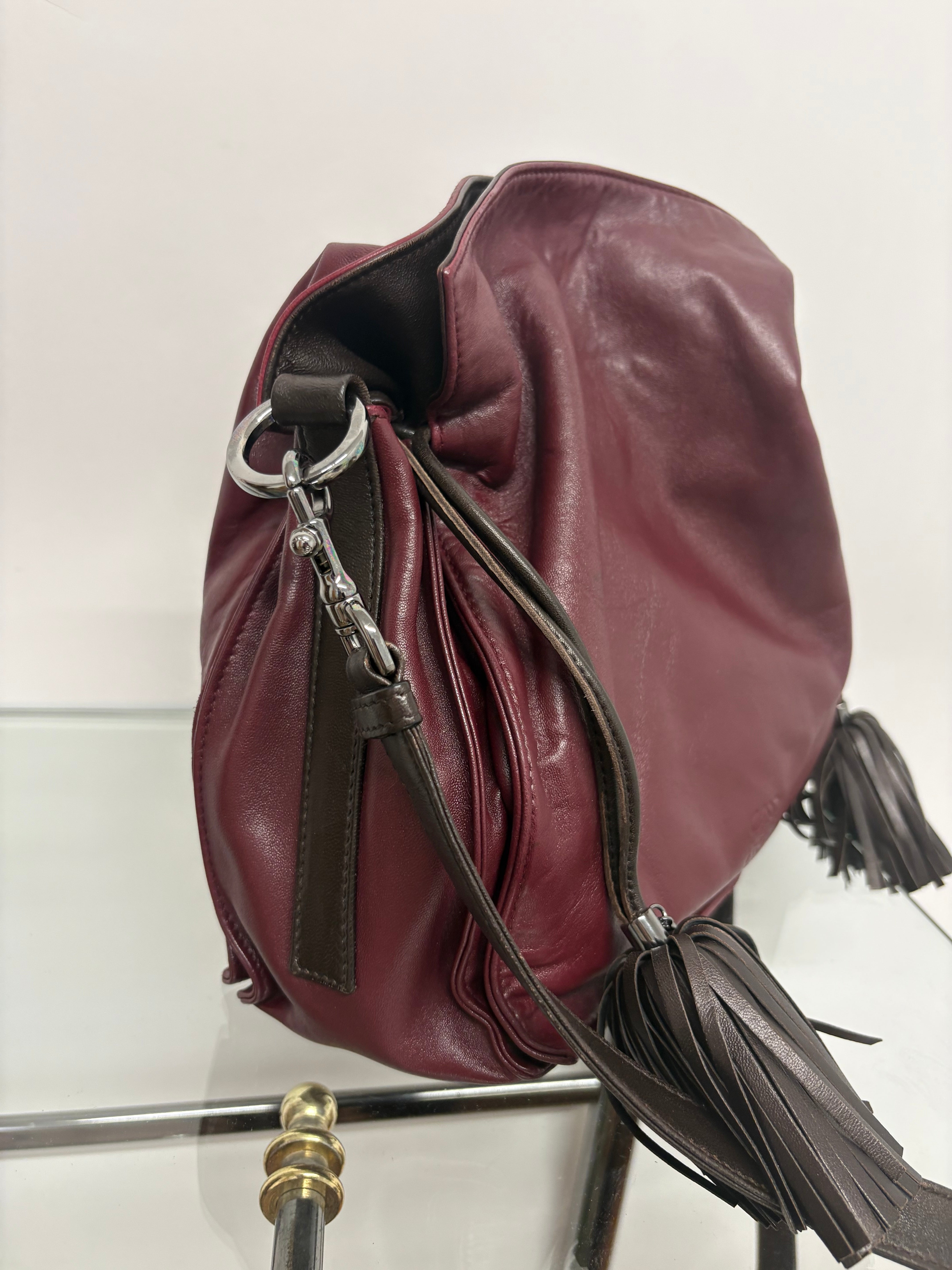 Loewe flamenco mediano burdeos y marrones con bandolera y borlas