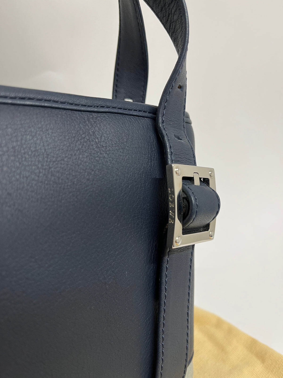 Loewe Hobo Pequeño Piel de Cordero Azul Marino y Ante Verde Claro · Herrajes Plata