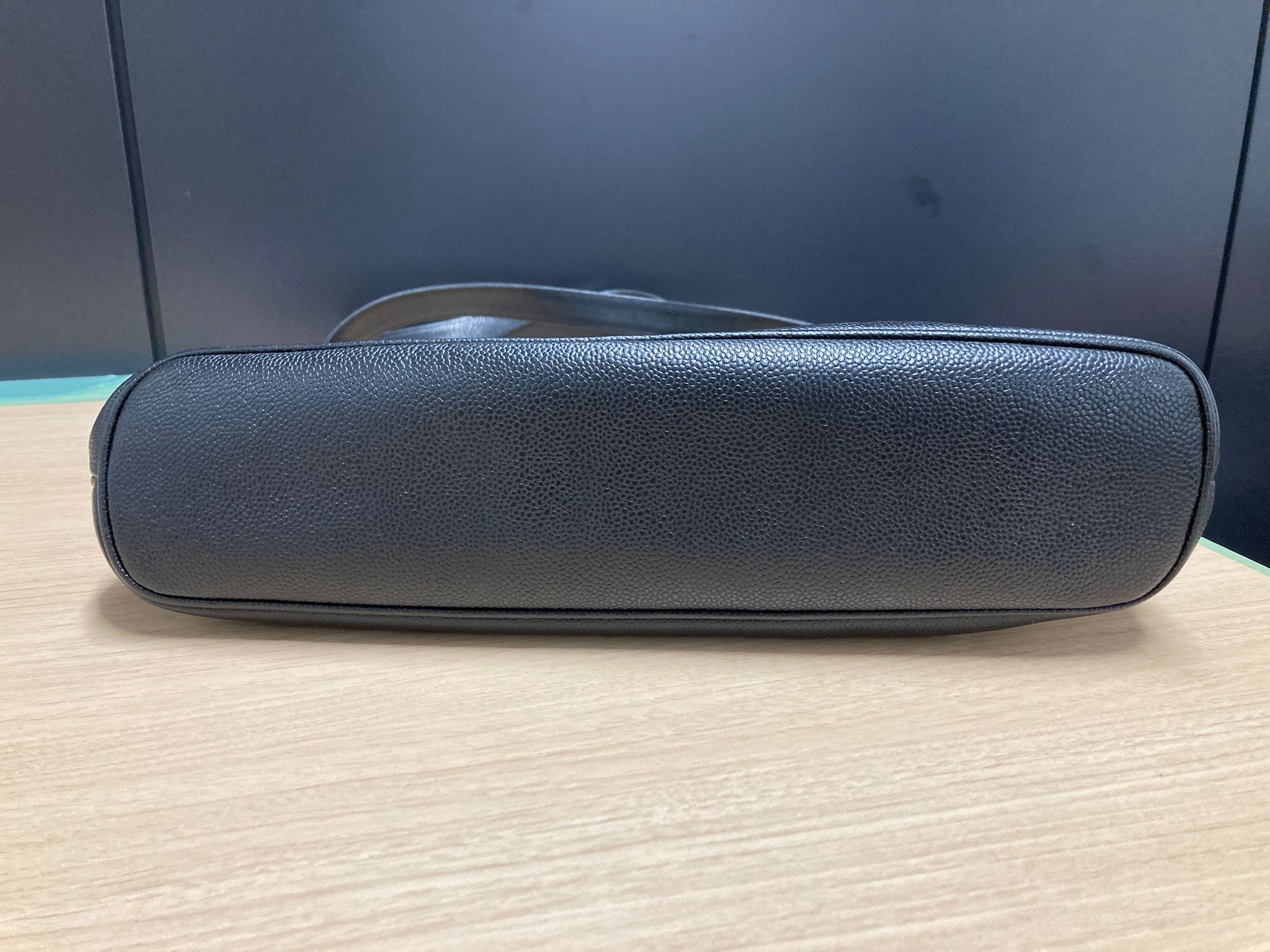 Chanel Logo Chain Tote – Piel Caviar Negra – Serie 414XXXX (ca. 1996–1997)