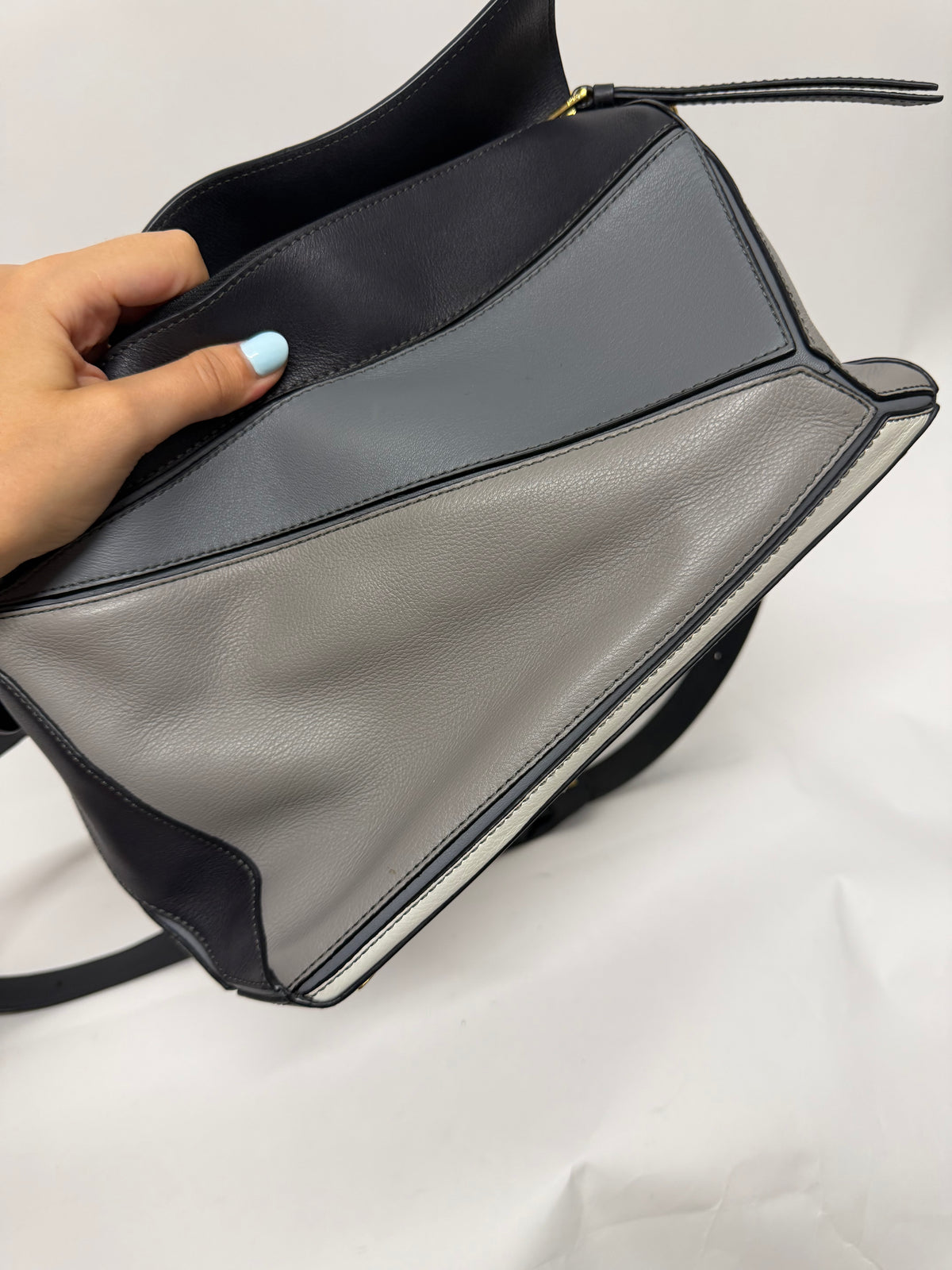 Loewe Puzzle Mediano Tricolor Gris y Negro