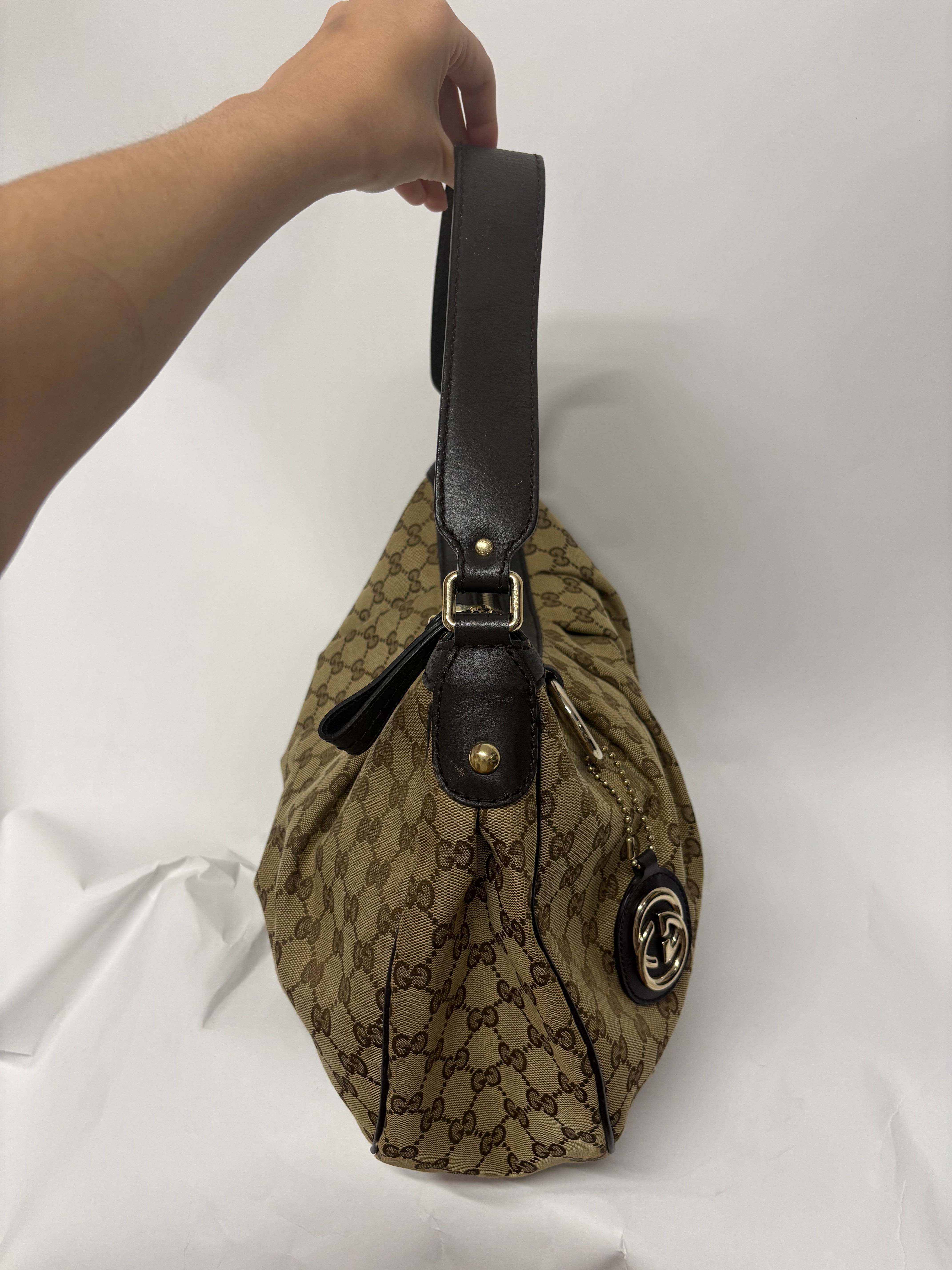 Gucci Sukey GG Canvas Hobo XL – Beige y Piel Marrón Oscura