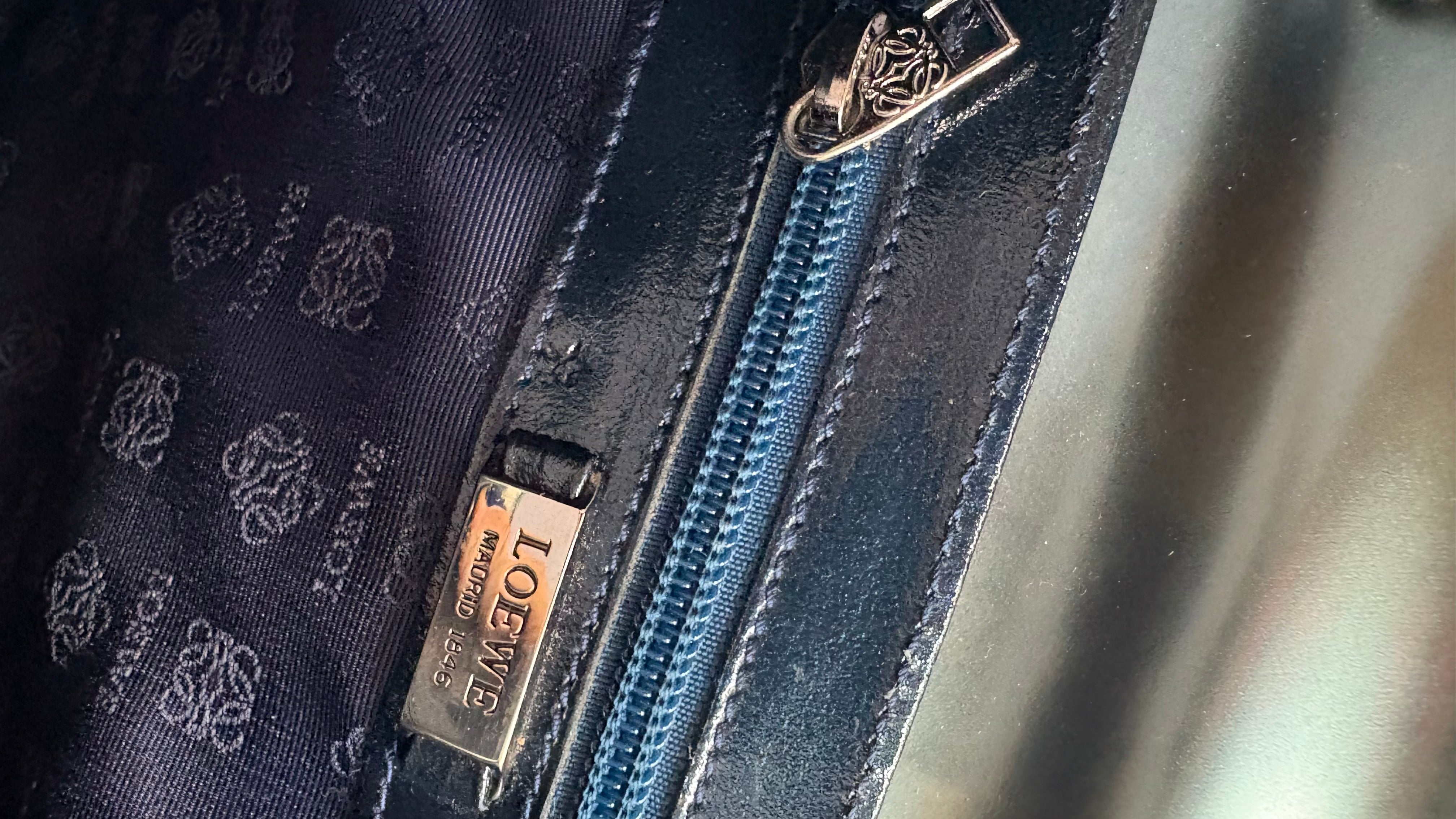 Bolso Loewe Velazquez Twist azul
oscuro/plateado