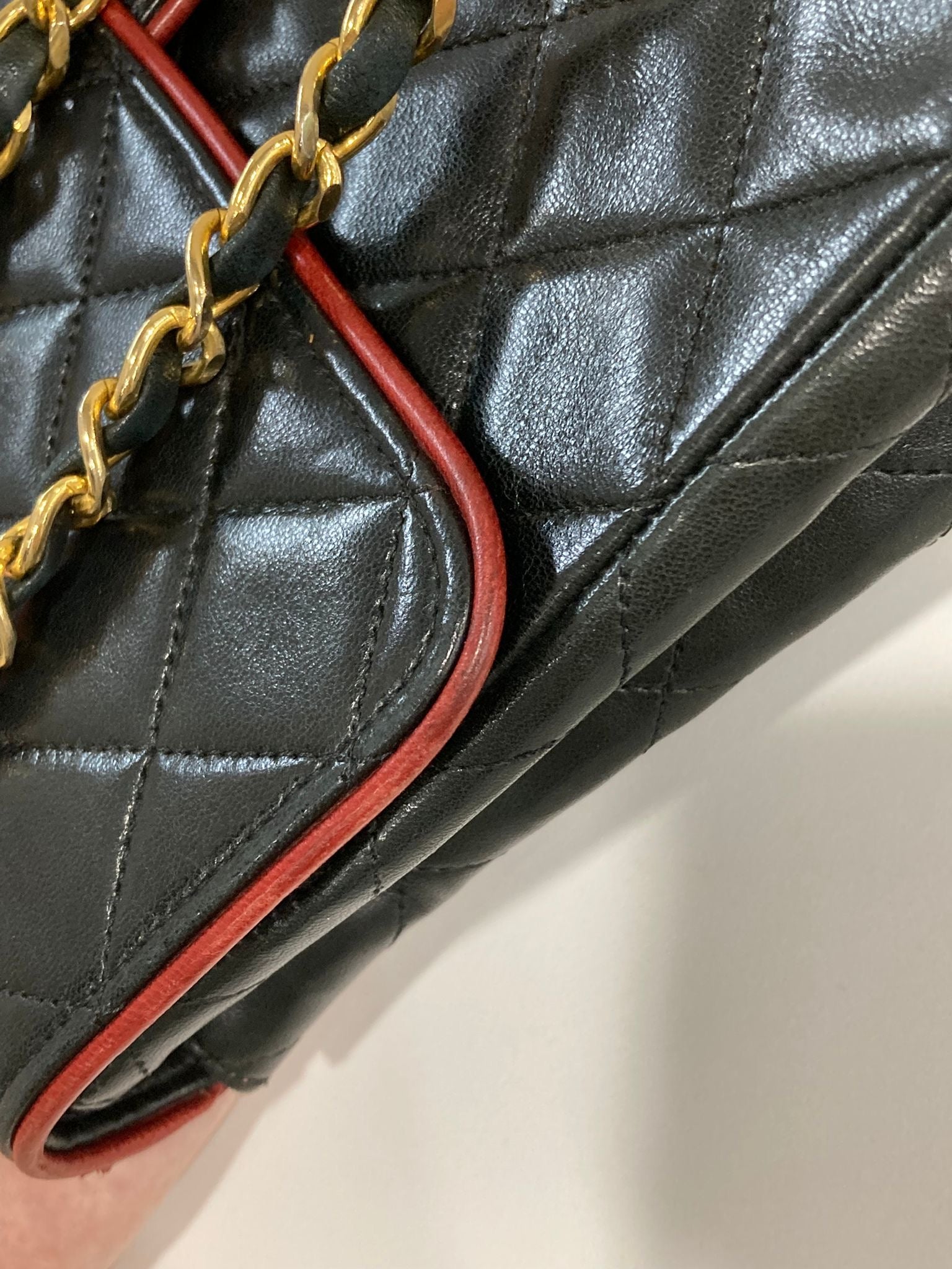Chanel Timeless Single Flap 25 Negro con Ribete Burdeos – Serie 1