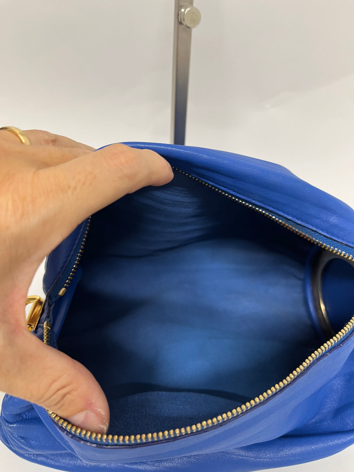 Loewe Bracelet Pouch Nappa Plisada Azul Cobalto