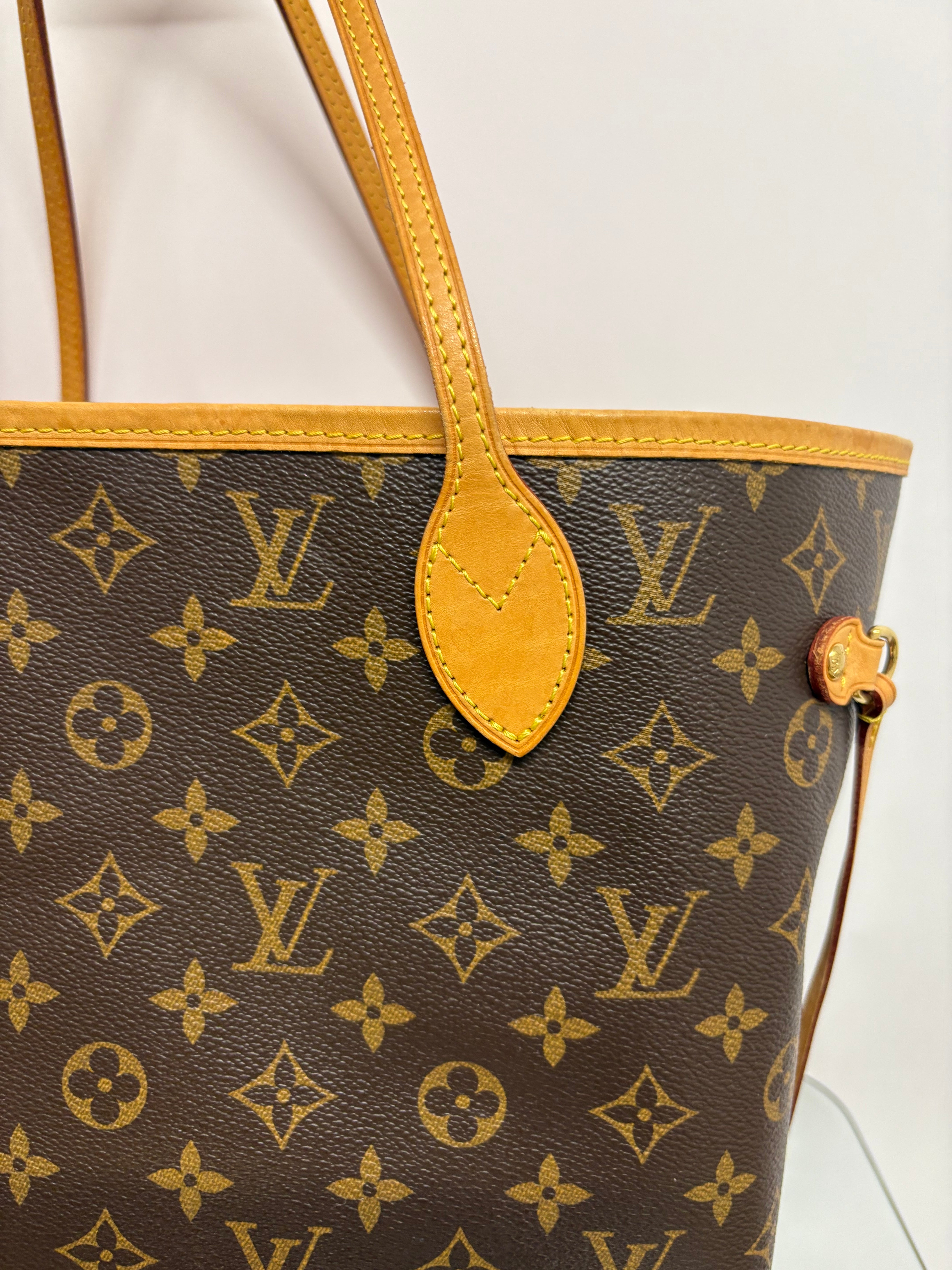 Louis Vuitton Neverfull MM Monogram Interior rojo
