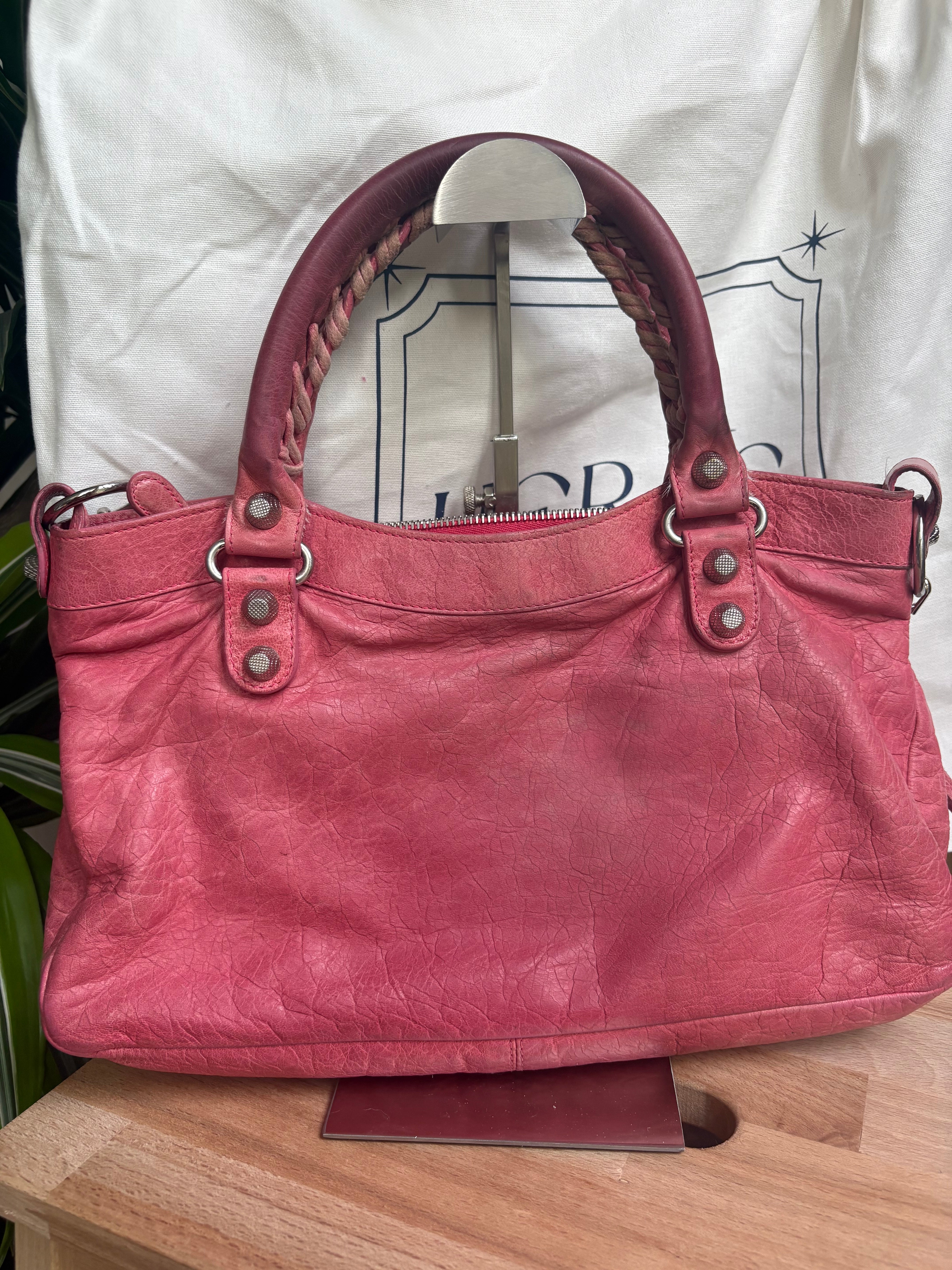 Balenciaga Classic City en rosa con bandolera 2WAY