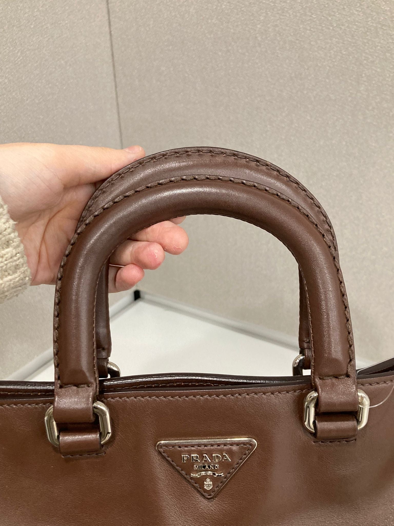 Prada Bauletto 2Way en piel marrón con bandolera